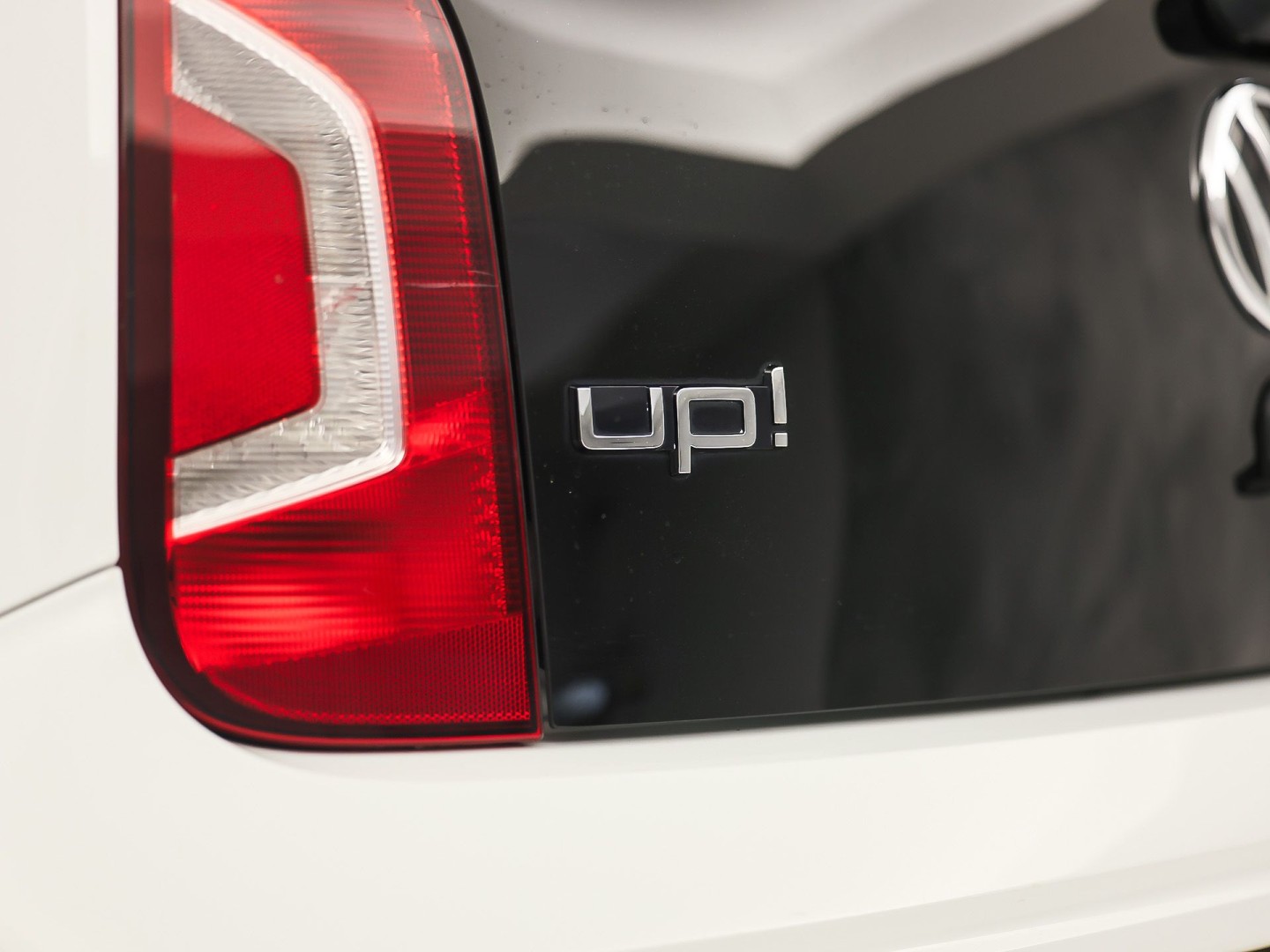 Volkswagen up! 1.0 high up! (NAVIGATIE, 5 DEURS, GETINT GLAS, LM VELGEN, SPORTSTOELEN, PARKEERSENSOREN, ELEK RAMEN, NIEUWSTAAT)