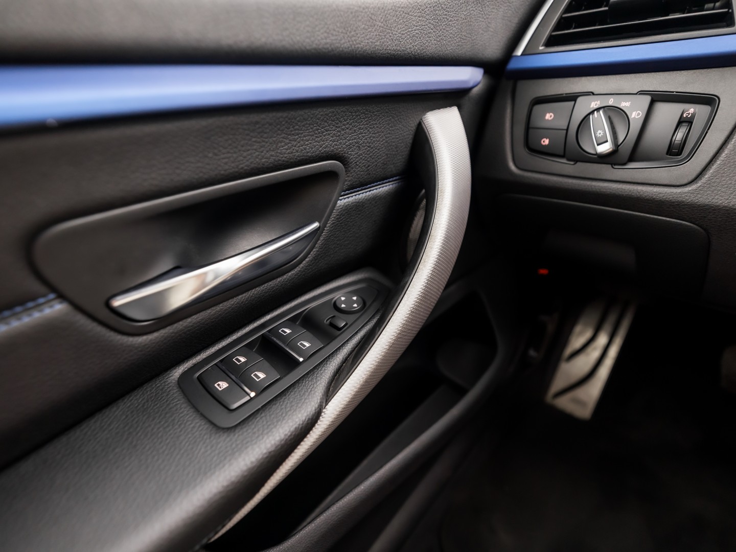 BMW 4-serie Gran Coupé 418i M Sport Automaat (SCHUIFDAK, M PAKKET, GROOT NAVI, HARMAN/KARDON, STOELVERWARMING, GETINT GLAS, SPORTSTOELEN, PARKEERSENSOREN, NIEUWE APK, NIEUWSTAAT)