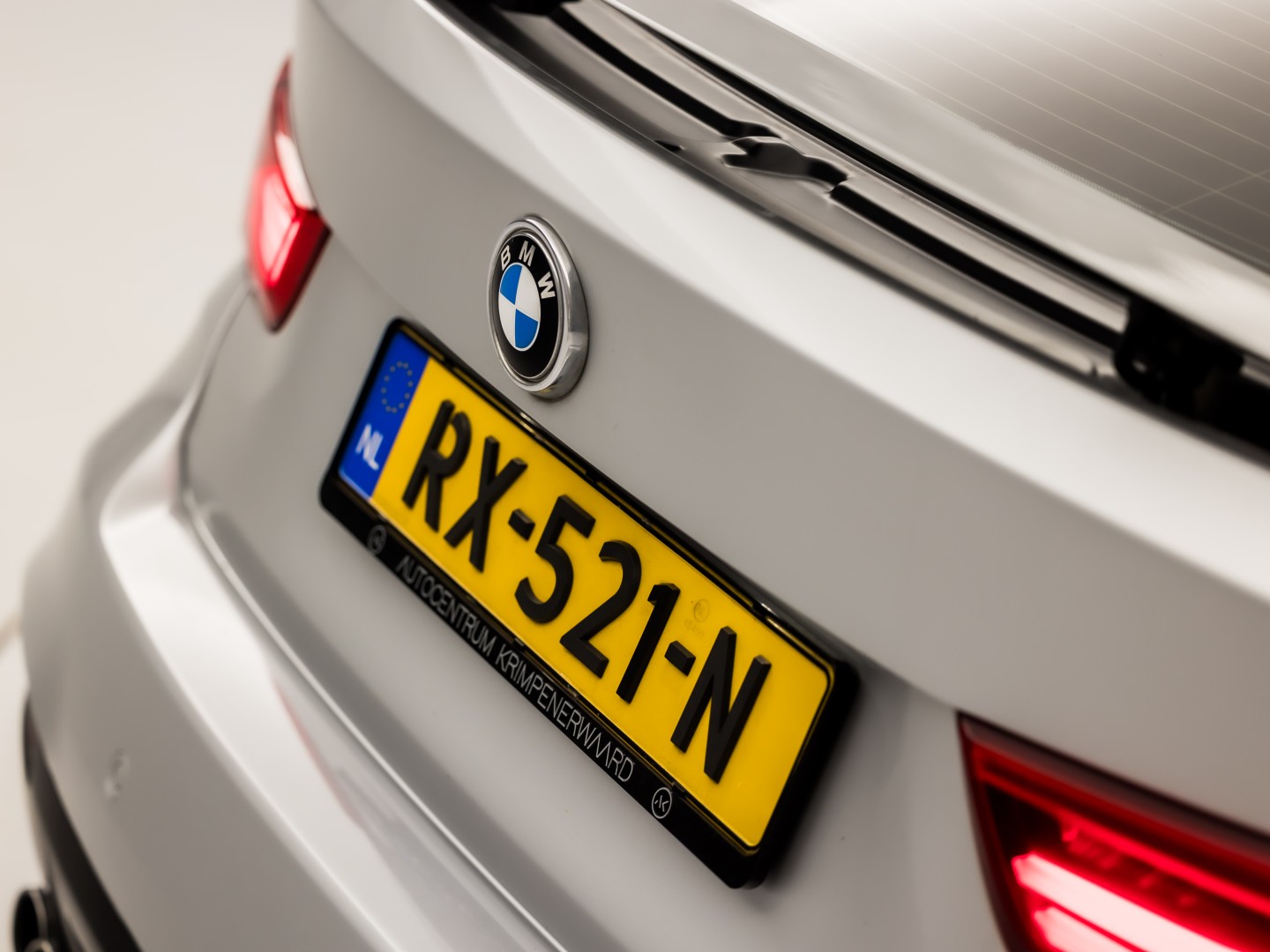 BMW 3 Serie GT 320i M Sport High Executive 184Pk Automaat (GROOT NAVI, M PAKKET, STOELVERWARMING, LEDER, SPORTSTOELEN, GETINT GLAS, PARKEERSENSOREN, NIEUWSTAAT)
