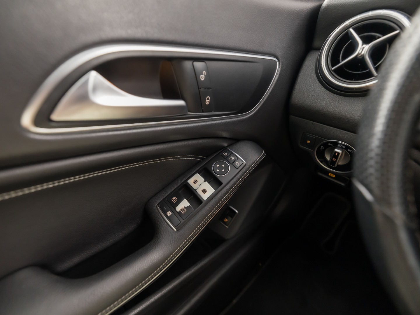 Mercedes-Benz CLA-Klasse 180 AMG Sport Automaat (GROOT NAVI, LEDER, ZWART HEMEL, STOELVERWARMING, SPORTSTOELEN, GETINT GLAS, CRUISE, NIEUWE APK, NIEUWSTAAT)