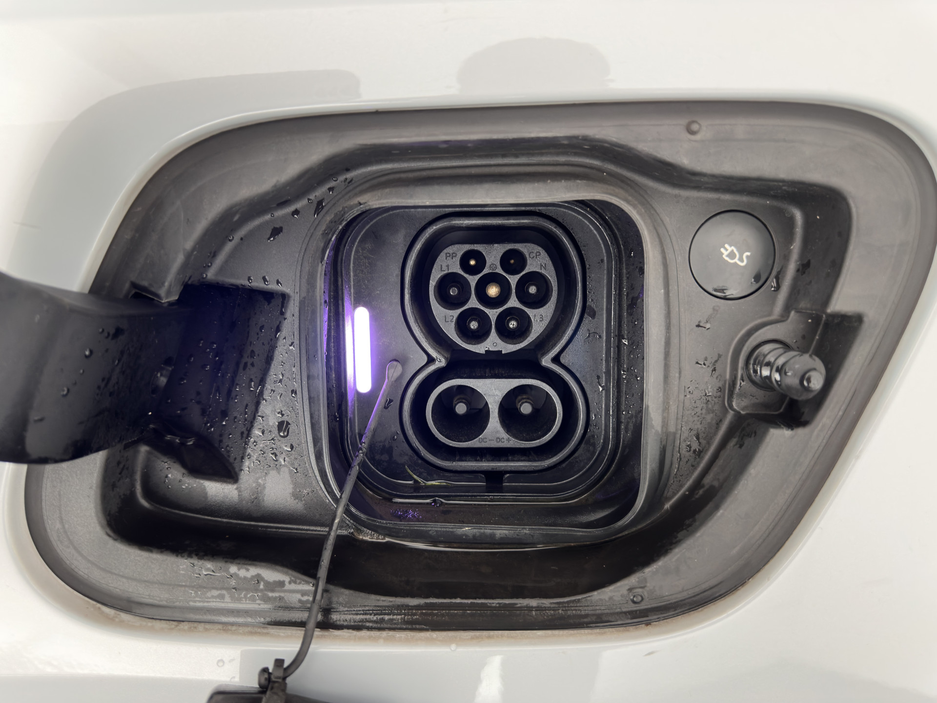 Volvo XC40 Recharge P8 AWD R-Design [ 3-Fase ] {SOH-89%} (INCL-BTW) *PANO | LEATHER-MICROFIBRE | DIGI-COCKPIT | FULL-LED | NAVI-FULLMAP | ECC | CARPLAY | PDC | KEYLESS | HEATED-SPORTSEATS | BLIS | PRIVACY-GLASS | 20"ALU*