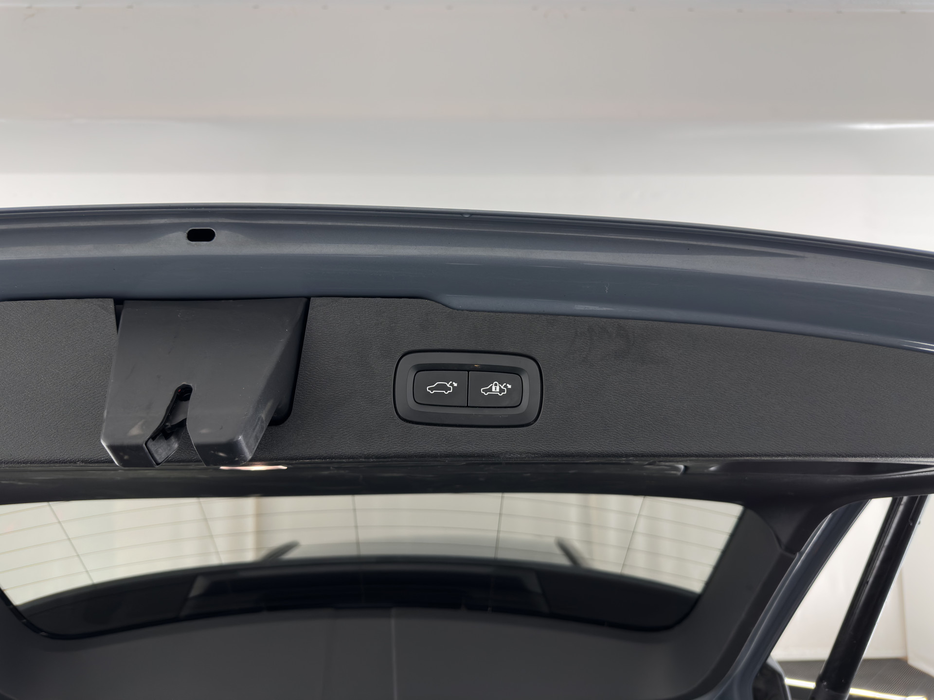 Volvo V60 2.0 B3 R-Design (INCL-BTW) *LEATHER-FABRIC | DIGI-COCKPIT | FULL-LED | MEMORY-PACK | HEATED-SPORTSEATS | LANE-ASSIST | NAVI-FULLMAP | CAMERA | DAB+ | PRIVACY-GLASS | ECC | PDC | TOWBAR | 19''ALU*