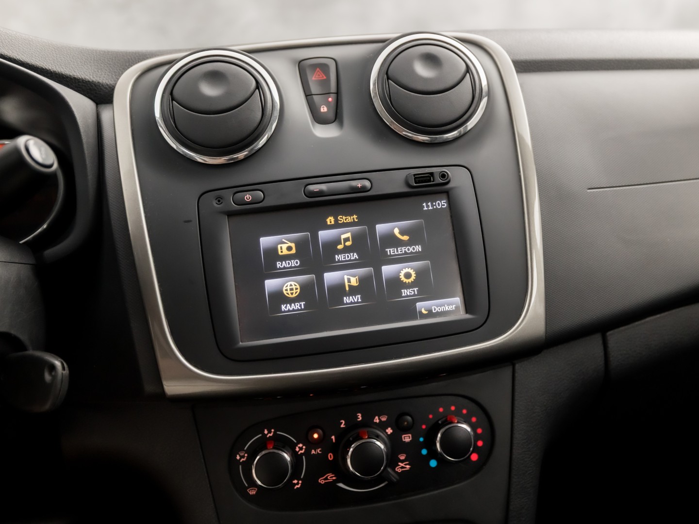 Dacia Sandero 0.9 TCe Stepway Lauréate (NAVIGATIE, AIRCO, LM VELGEN, SPORTSTOELEN, PARKEERSENSOREN, NIEUWSTAAT)