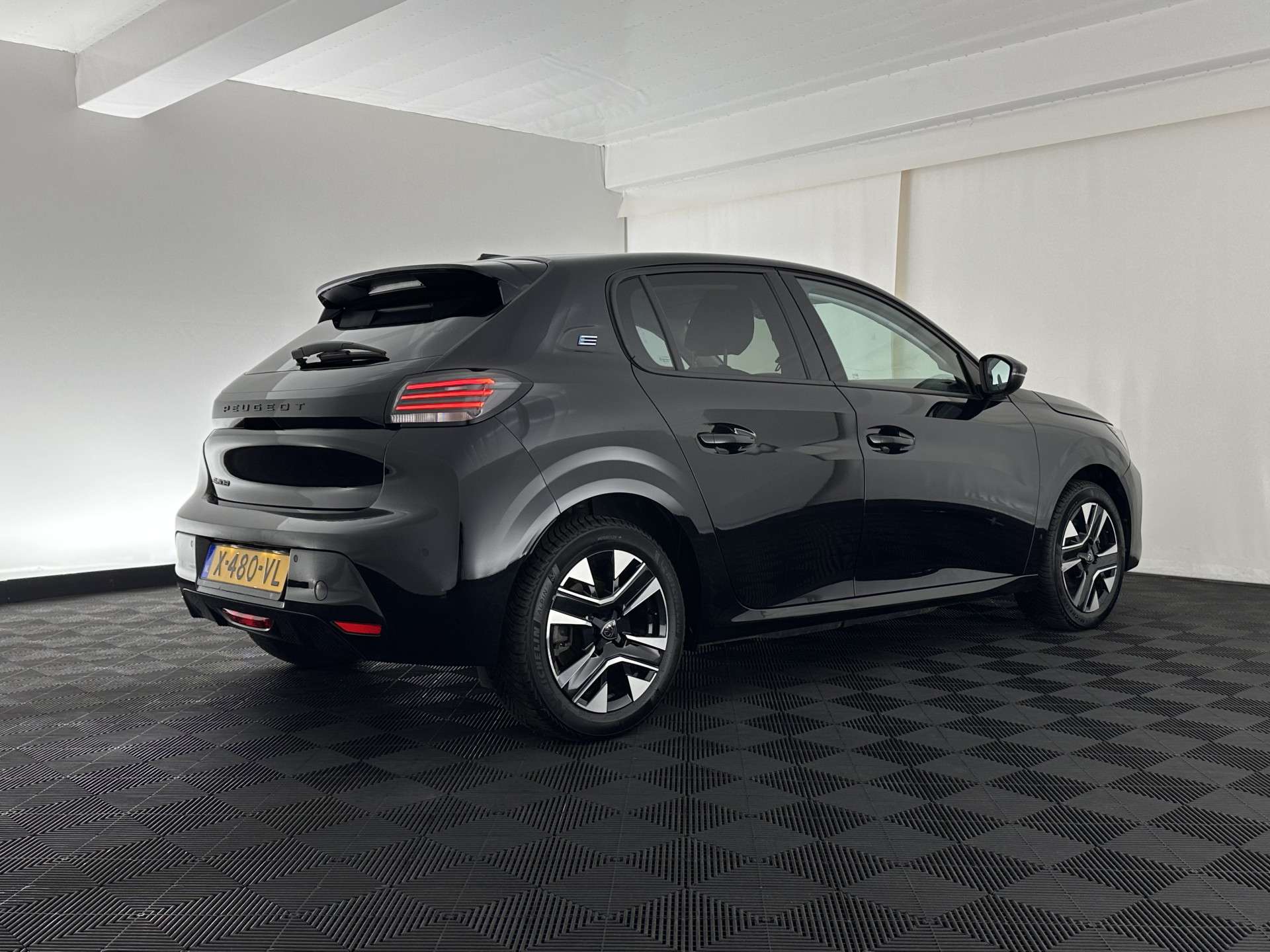 Peugeot e-208 EV Style 50 kWh [3-Fase-11kW] {SOH-96%} (INCL-BTW) Aut. *LEATHER-FABRIC | FULL-LED | HEATED-SPORTSEATS | KEYLESS | PRIVACYGLASS | DAB+ | NAVI-FULLMAP | ECC | PDC | CRUISE | CARBON-INLAY | DIGI-COCKPIT | 16''ALU*