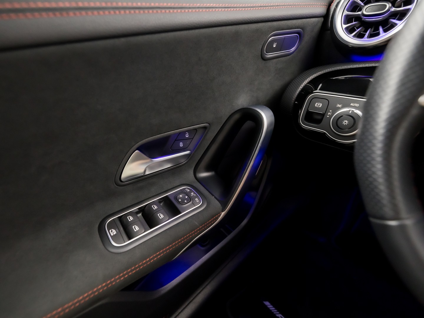 Mercedes-Benz CLA-Klasse 180 AMG Sport Automaat (GROOT NAVI, LOGISCH NAP, CAMERA, LEDER, SPORTSTOELEN, GETINT GLAS, STOELVERWARMING, ELEK ACHTERKLEP, NIEUWSTAAT)