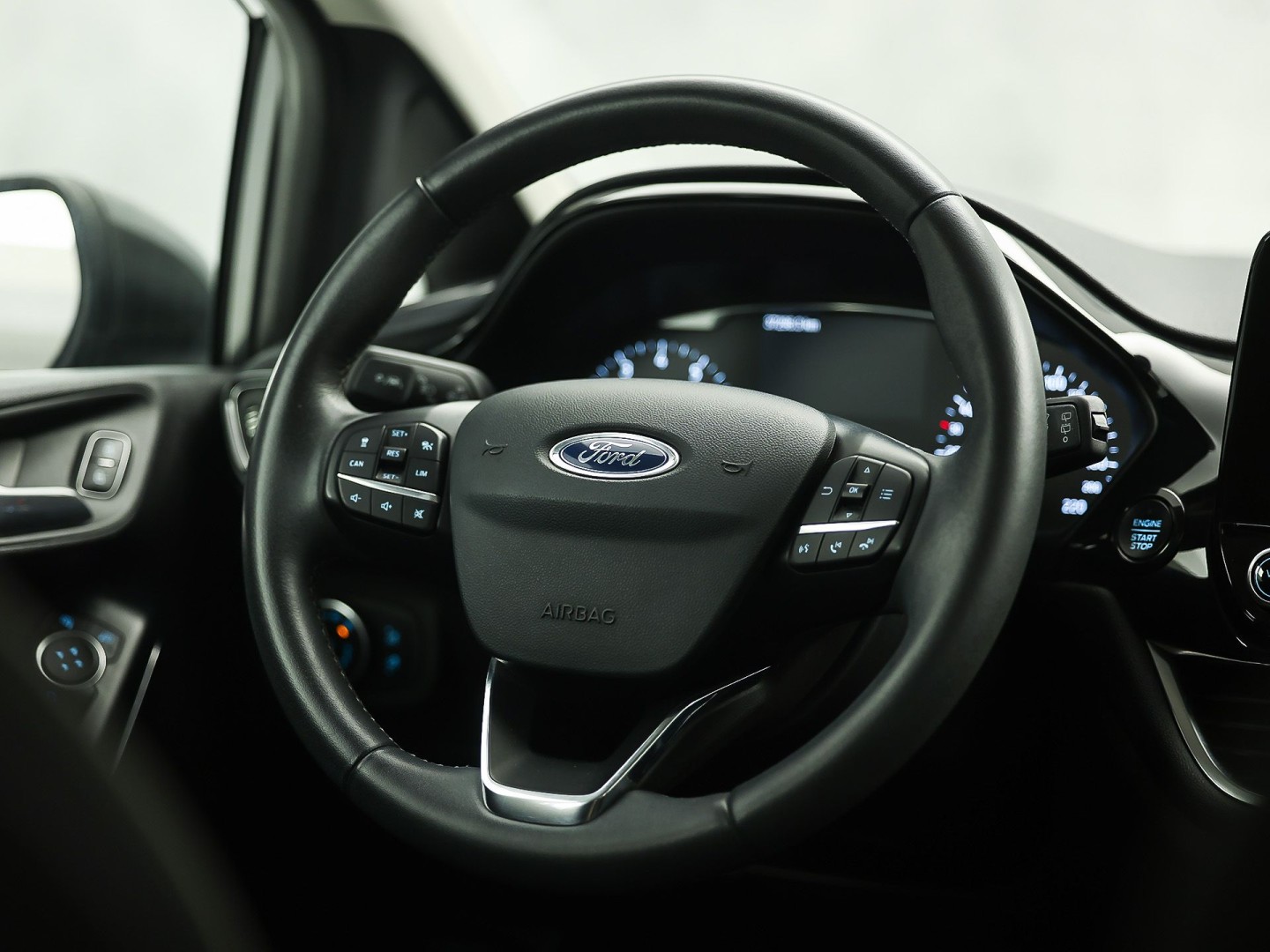 Ford Fiesta 1.0 EcoBoost Titanium Sport (APPLE CARPLAY, GROOT NAVI, CLIMATE, CAMERA, SPORTSTOELEN, ADAPTIVE CRUISE, KEYLESS, PARKEERSENSOREN, NIEUWSTAAT)