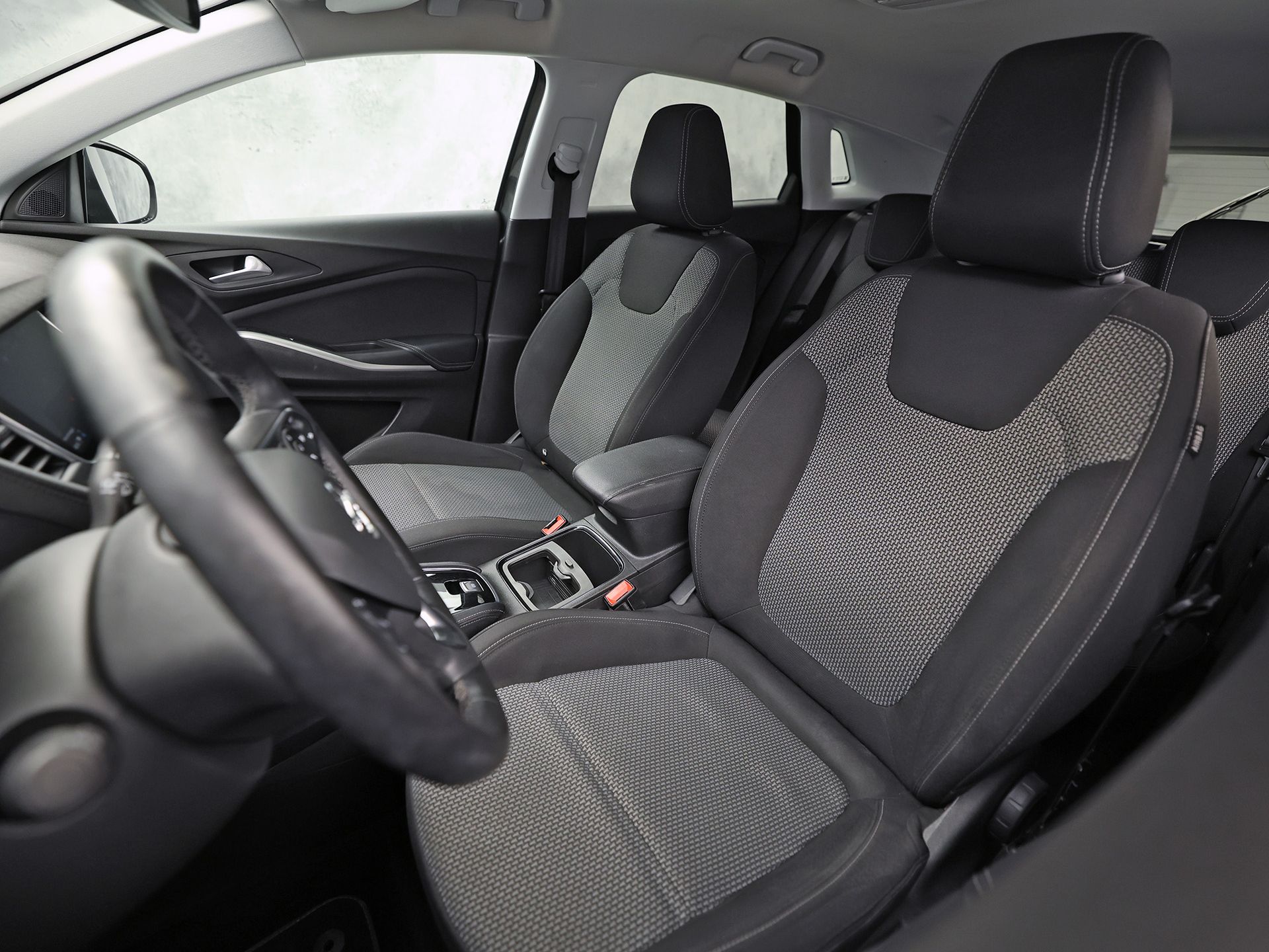 Opel Grandland X 1.2 Turbo Sport Automaat (APPLE CARPLAY, GROOT NAVI, CLIMATE, STUUR/STOELVERWARMING, SPORTSTOELEN, PARKEERSENSOREN, GETINT GLAS, CRUISE, NIEUWSTAAT)