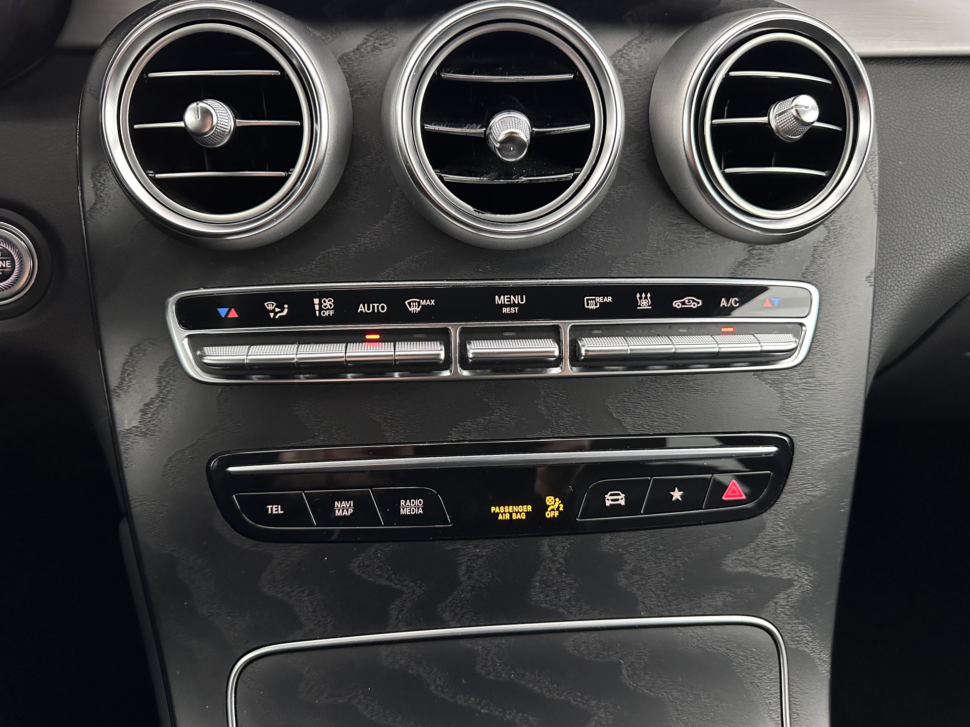 Mercedes-Benz GLC-klasse Coupé 300de 4MATIC Business Solution AMG (Plug-in) (INCL.BTW) *LEATHER-FABRIC | FULL-LED | CAMERA | HEATED-SPORTSEATS | NAVI-FULLMAP | PRIVACYGLASS | SHIFTPADDLES | DAB+ | ECC | PDC | CRUISE | 19''ALU*