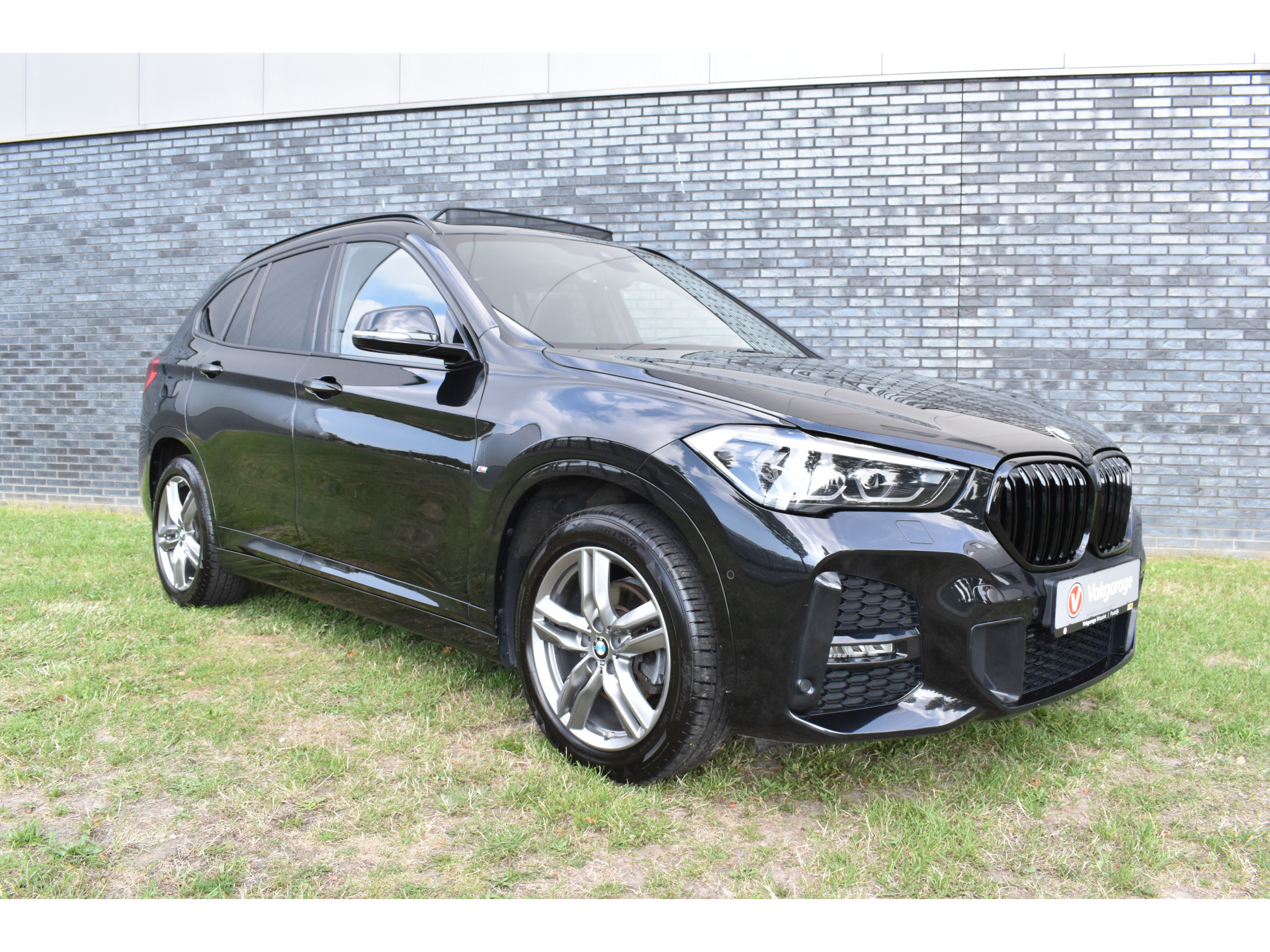 BMW X1 sDrive18i M-Pakket Carplay/Navi Panoradak Automaat Led Stoelverwarming