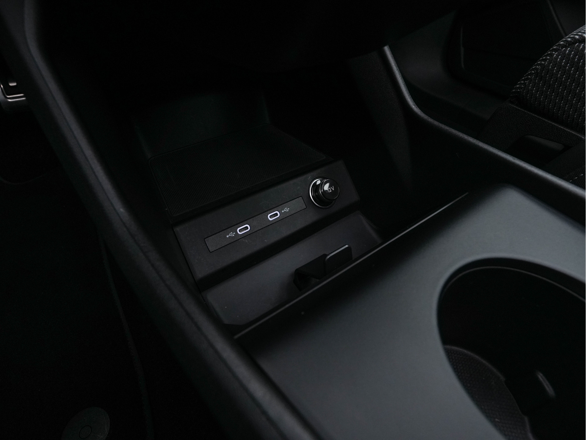 Audi Q4 e-tron 40 S-Line Competition Launch edition 77 kWh [ 3-Fase ] {SOH-87%} (INCL-BTW) *HEAT-PUMP | PANO | LEATHER-FABRIC | MATRIX-LED | ADAPTIVE-CRUISE | HEATED-SPORTSEATS | AMBIENT-LIGHT | DIGI-COCKPIT | CAMERA | KEYLESS | NAVI-FULLMAP | ...