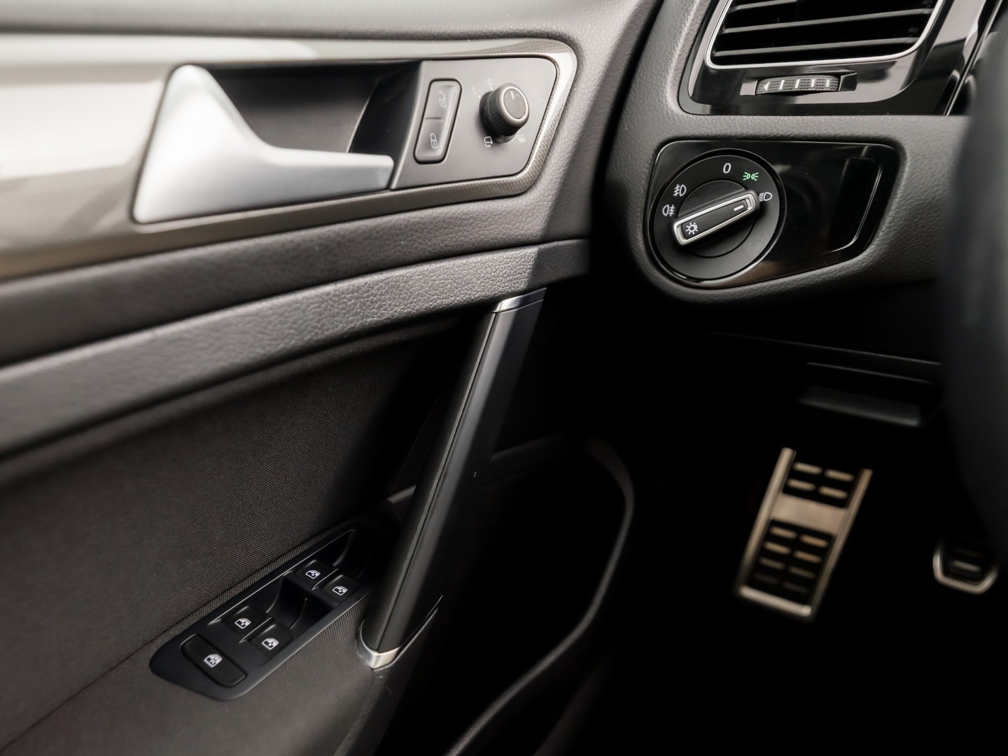 Volkswagen Golf 1.0 TSI Sportline (APPLE CARPLAY, GROOT NAVI, CLIMATE, STOELVERWARMING, SPORTSTOELEN, LM VELGEN, GETINT GLAS, PARKEERSENSOREN, NIEUWSTAAT)