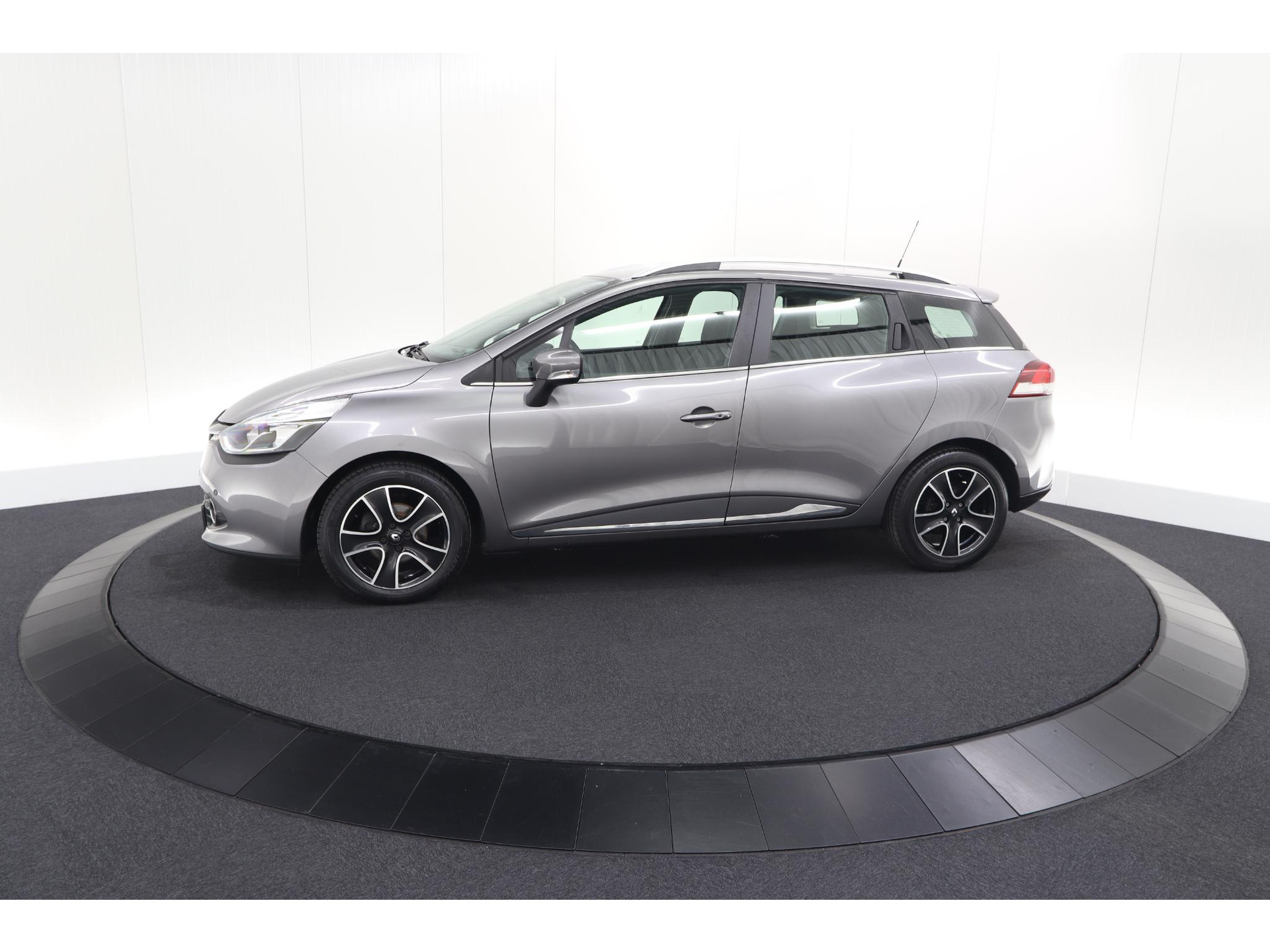 Renault Clio Estate 1.5 dCi ECO Dynamique | Parkeersensoren voor + achter | Armsteun | Navigatie
