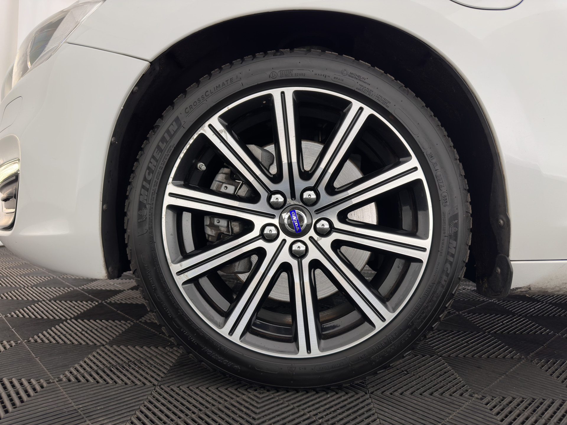 Volvo V60 2.4 D5 Twin Engine Special Edition Aut. *PANO | LEATHER | BI-XENON | BLINDSPOT | MEMORY-PACK | NAVI-FULLMAP | HEATED-SPORTSEATS | CAMERA | PERFORMANCE-AUDIO | TOWBAR | 18''ALU*