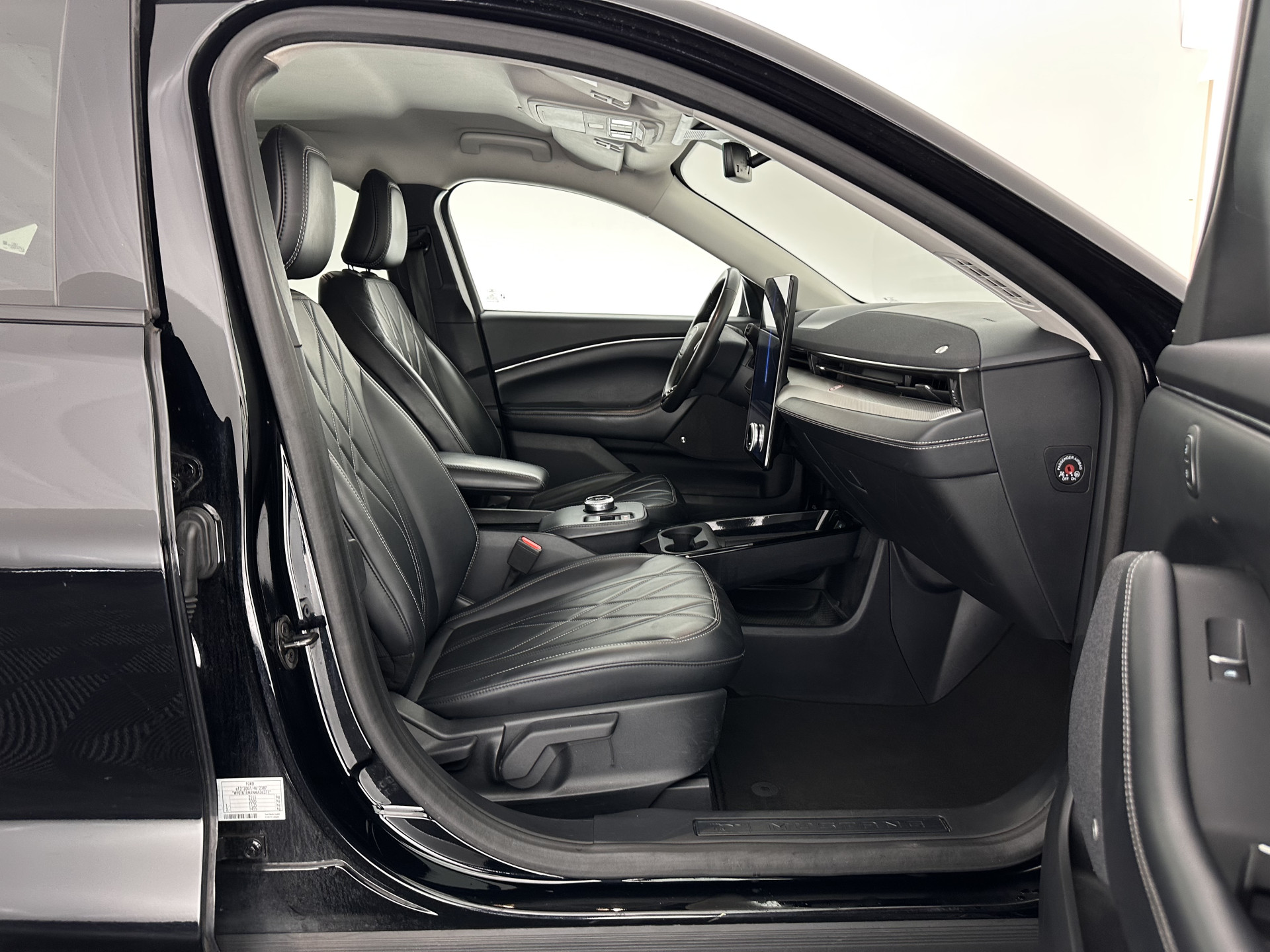 Ford Mustang Mach-E RWD 75 kWh [ 3-Fase-11kW ] {SOH-84%} (INCL-BTW) *LEATHER | FULL-LED | DAB | DIGI-COCKPIT | KEYLESS | NAVI-FULLMAP | CARPLAY | HEATED-COMFORTSEATS | TOPVIEW | ADAPTIVE-CRUISE | PRIVACY-GLASS | 18'' ALU*