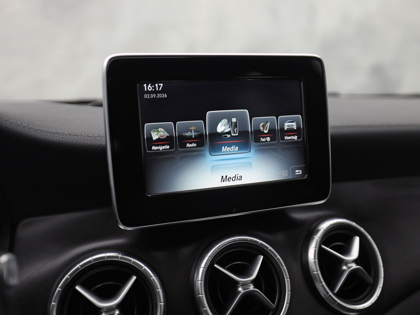 Mercedes-Benz CLA-Klasse 200 AMG Sport 156Pk Automaat (PANORAMADAK, GROOT NAVI, LEDER, STOELVERWARMING, SPORTSTOELEN, PARKEERSENSOREN, CRUISE, NIEUWSTAAT)