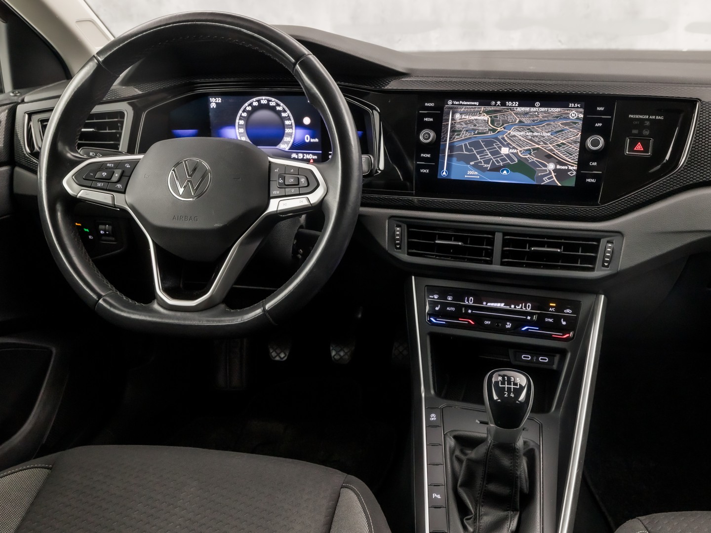 Volkswagen Polo 1.0 TSI Sport (VIRTUAL COCKPIT, 1e EIGENAAR, APPLE CARPLAY, GROOT NAVI, CLIMATE, STOELVERWARMING, SPORTSTOELEN, GETINT GLAS, LM VELGEN, CRUISE, PARKEERSENSOREN, NIEUWSTAAT)