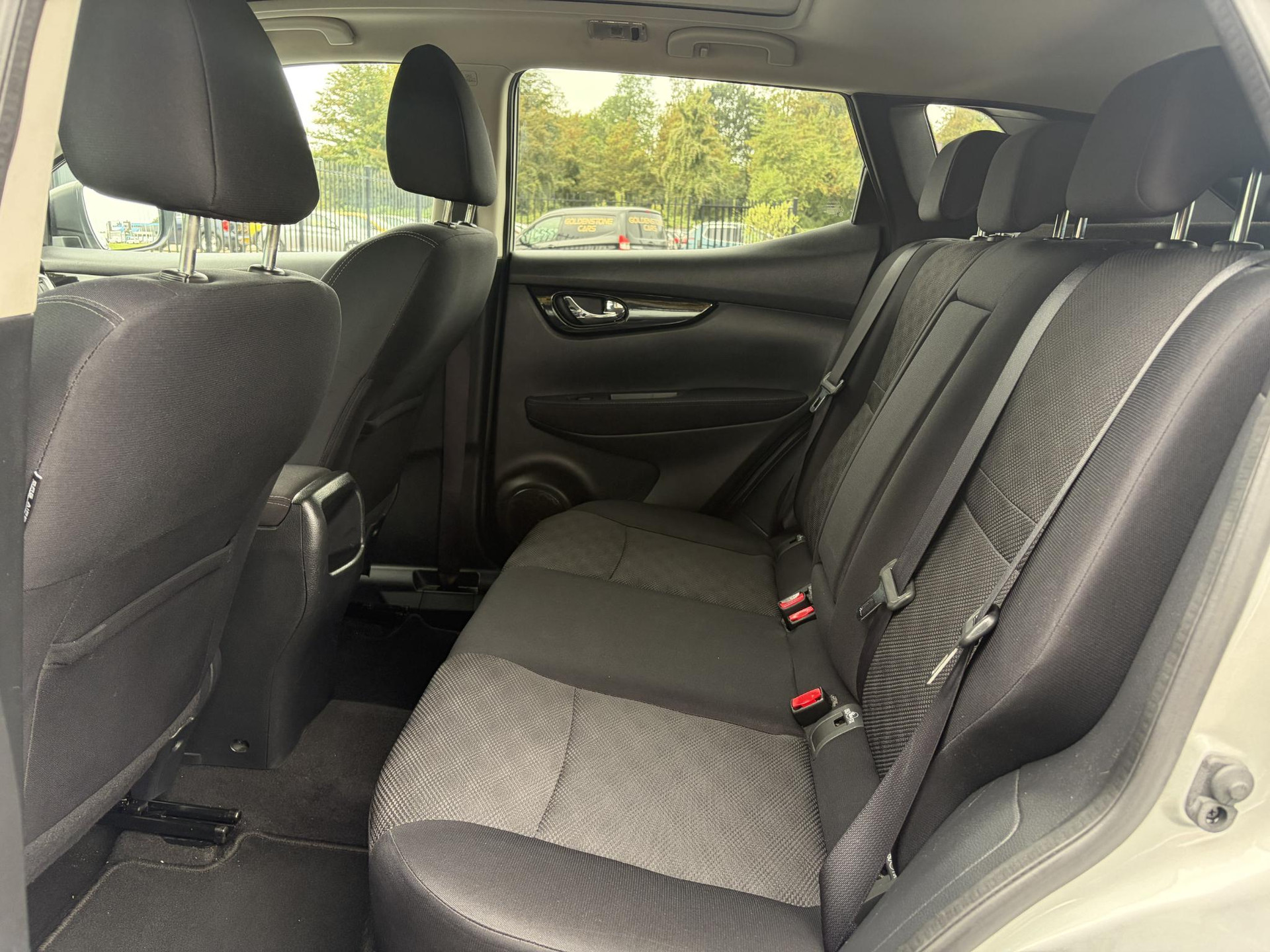 Nissan Qashqai 1.2 N-Connecta ✓Net beurt gehad✓360° Camera✓Navi✓Trekhaak✓Pano✓Pdc V+A✓Keyless✓18'Lm velgen✓Clima✓Cruise✓Rijstrooksensor✓116pk✓6 Bak✓N.A.P✓Apk tot 10-2027