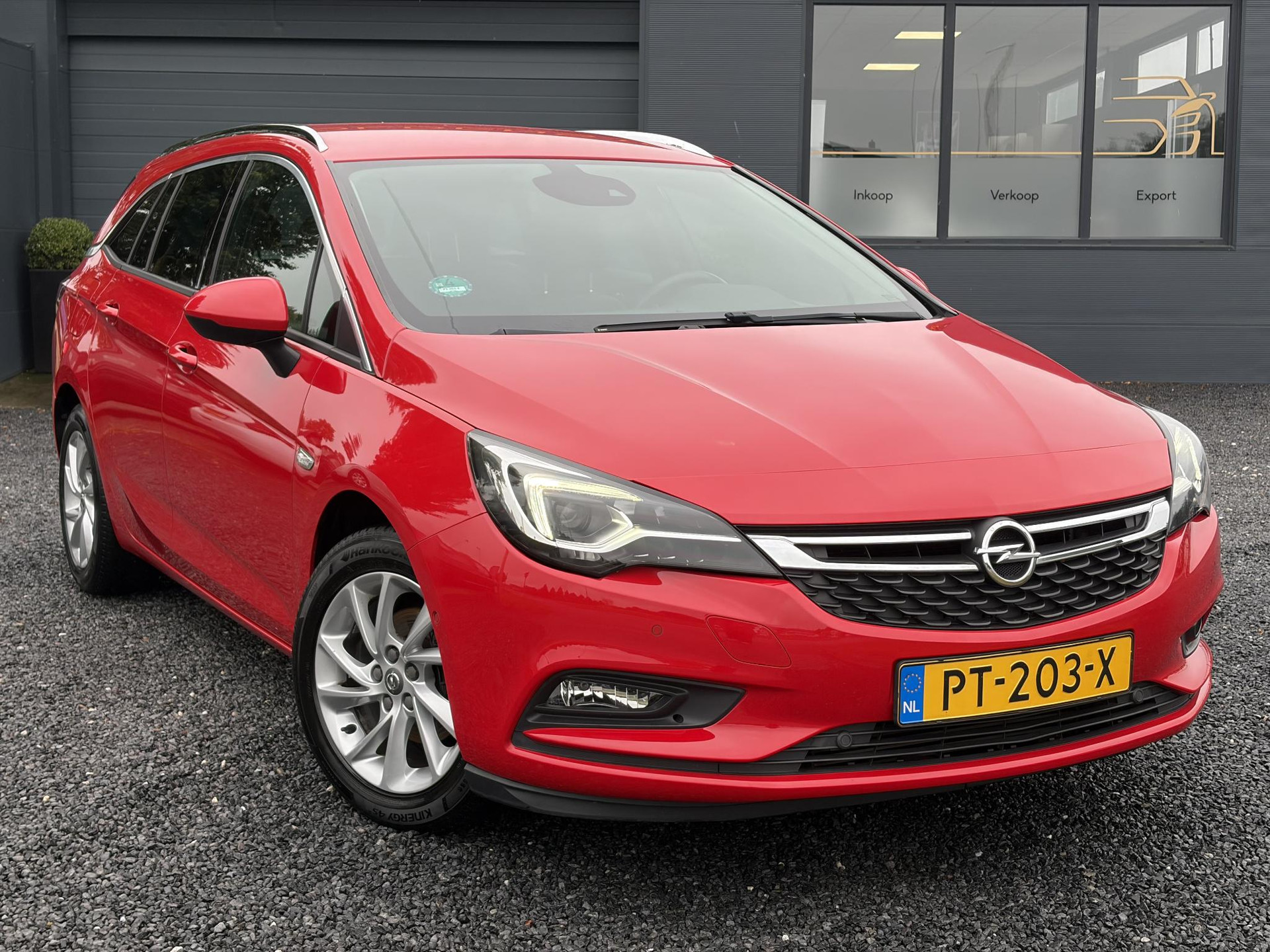 Opel Astra Sports Tourer 1.4 Innovation Dealer Onderhouden l 150pk l Carplay l 2e Eigenaar l Camera l Trekhaak l Keyless l Navi l Halfleder l Pdc V+A l 6 Bak l Clima l Cruise l Rijstrooksensor l Dodehoeksensor l N.A.P l Apk tot 01-2027