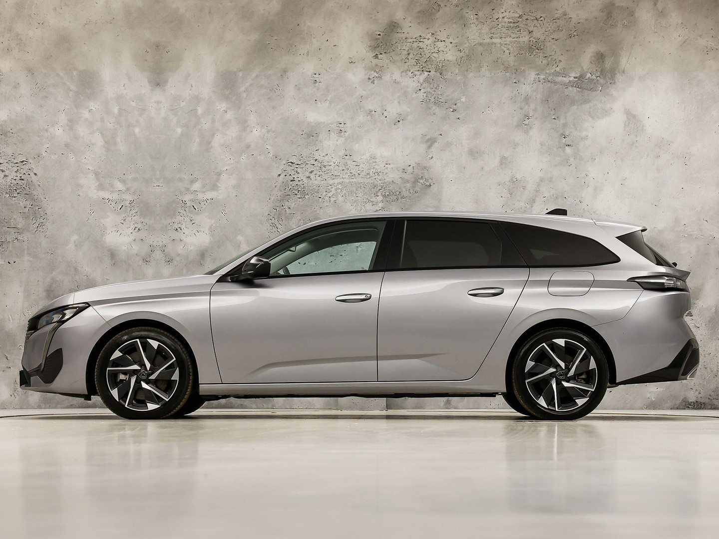 Peugeot 308 SW 1.6 Plug-in Hybrid 180 Allure 180Pk Automaat (APPLE CARPLAY, GROOT NAVI, 360 CAMERA, LEDER, SPORTSTOELEN, GETINT GLAS, ADAPTIVE CRUISE, KEYLESS, NIEUWSTAAT)