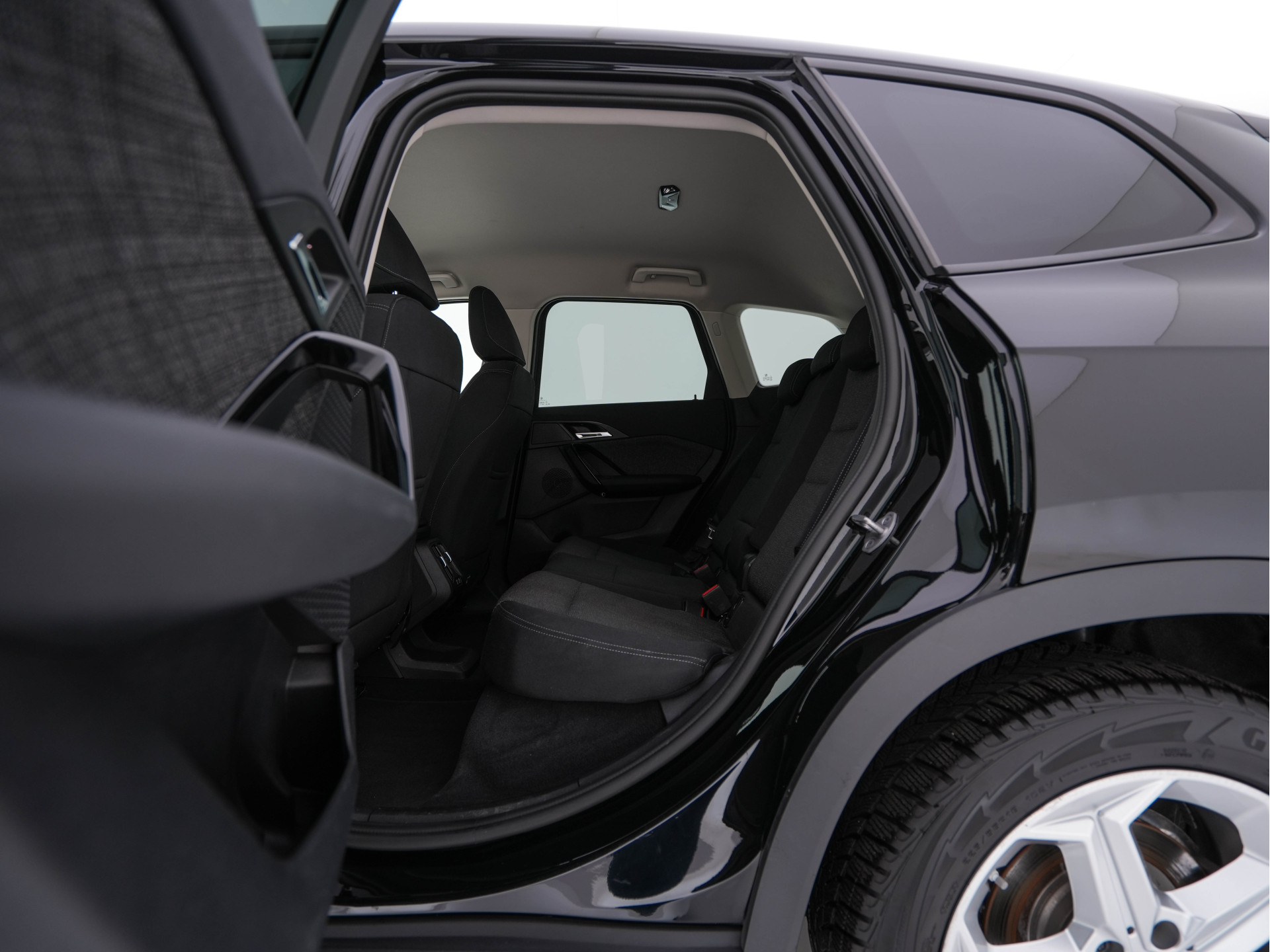 BMW iX1 xDrive30 Launch Edition 67 kWh [ 3-Fase-11kW ] {SOH-100%} (INCL-BTW) Aut. *FULL-LED | DIGI-COCKPIT | DAB+ | NAVI-FULLMAP | PRIVACYGLASS | COMFORTSEATS | ECC | PDC | CRUISE | 18''ALU*