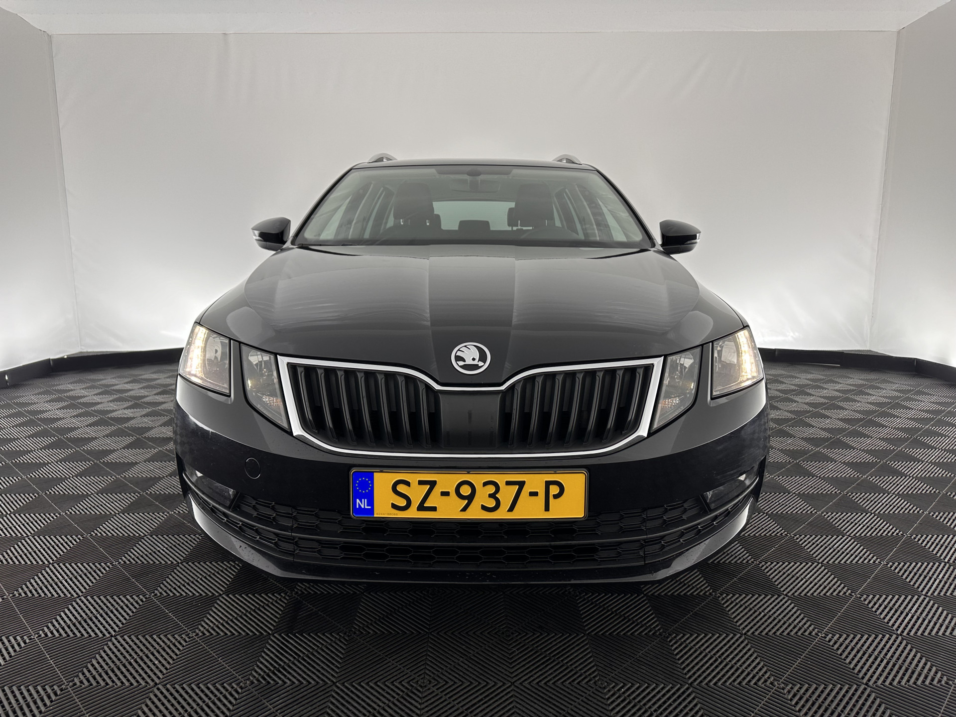 ŠKODA Octavia Combi 1.6 TDI Greentech Clever Edition Aut. *LEATHER-FABRIC | NAVI-FULLMAP | COMFORT-SEATS | DAB+ | HEATED-SEATS | AMUNDSEN-AUDIO | ECC | SHIFT-PADDLES | PARKPILOT | CRUISE | TOWBAR | 16''ALU *