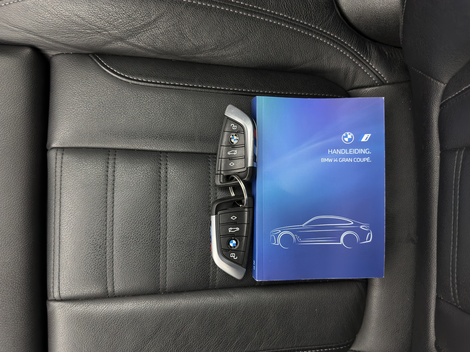 BMW i4 eDrive40 M-Sport High Executive 84 kWh (3-Fase) [SOH-97%] (INCL-BTW)  Aut *FULL-LEATHER | HEAD UP | FULL-LED | HARMAN/KARDON-AUDIO | ADAPTIVE-CRUISE |  ADAPTIVE-CRUISE | WIDESCREEN-COCKPIT | DAB+ | TOPVIEW | AMBIENT-LIGHT | CARPLAY | HEATED-SPORTSE