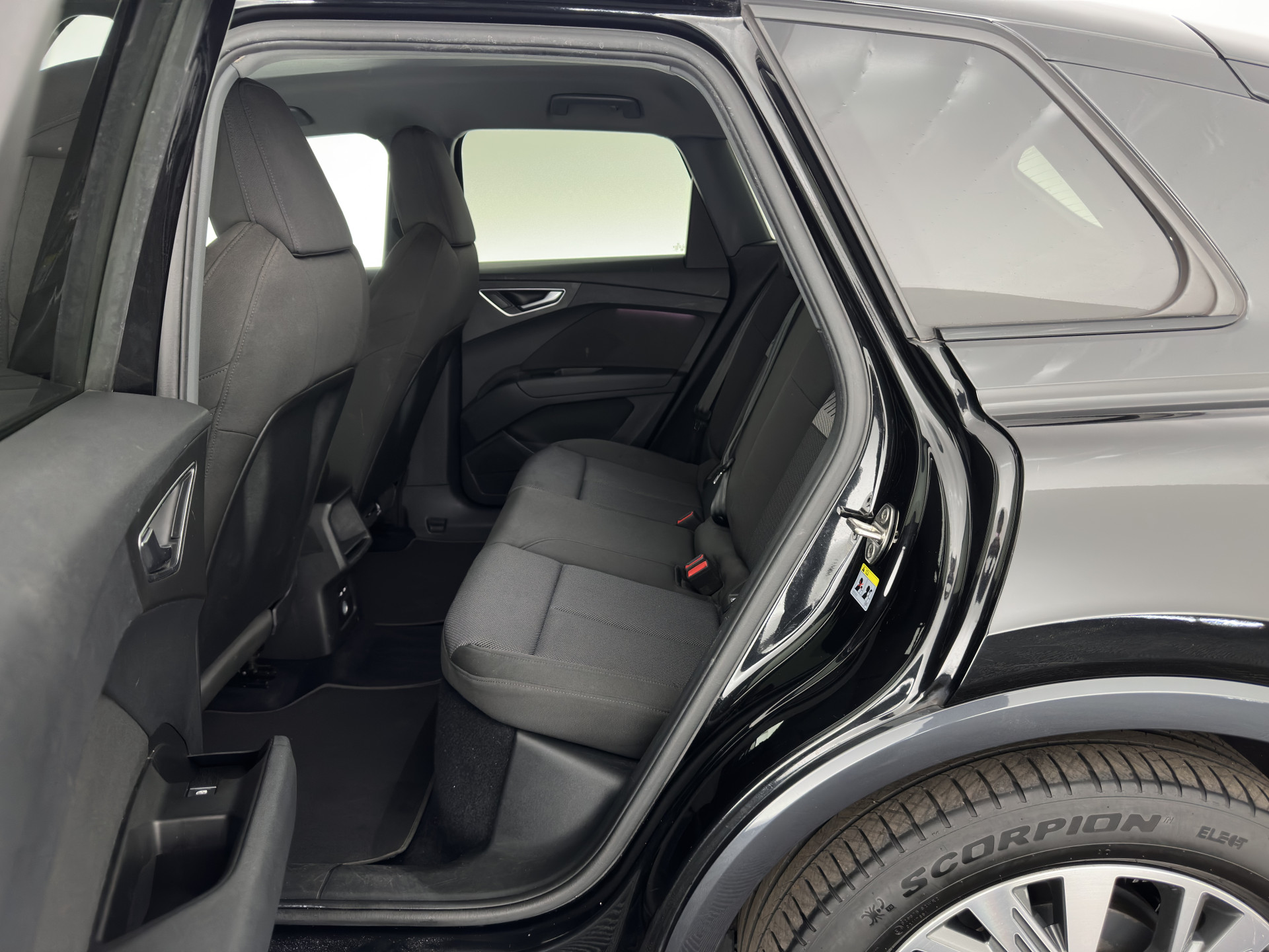 Audi Q4 e-tron 40 Launch edition Advanced Plus 77 kWh [3-Fase] {SOH-93%} (INCL-BTW) *HEATPUMP | ADAPT-CRUISE | MATRIX-LED | NAVI-FULLMAP | KEYLESS | CAMERA | DIGI-COCKPIT | DAB | AMBIENT-LIGHT | HEATED-SPORTSEATS | SHIFT-PADDLES | PRIVACY-GLASS | 19''ALU*