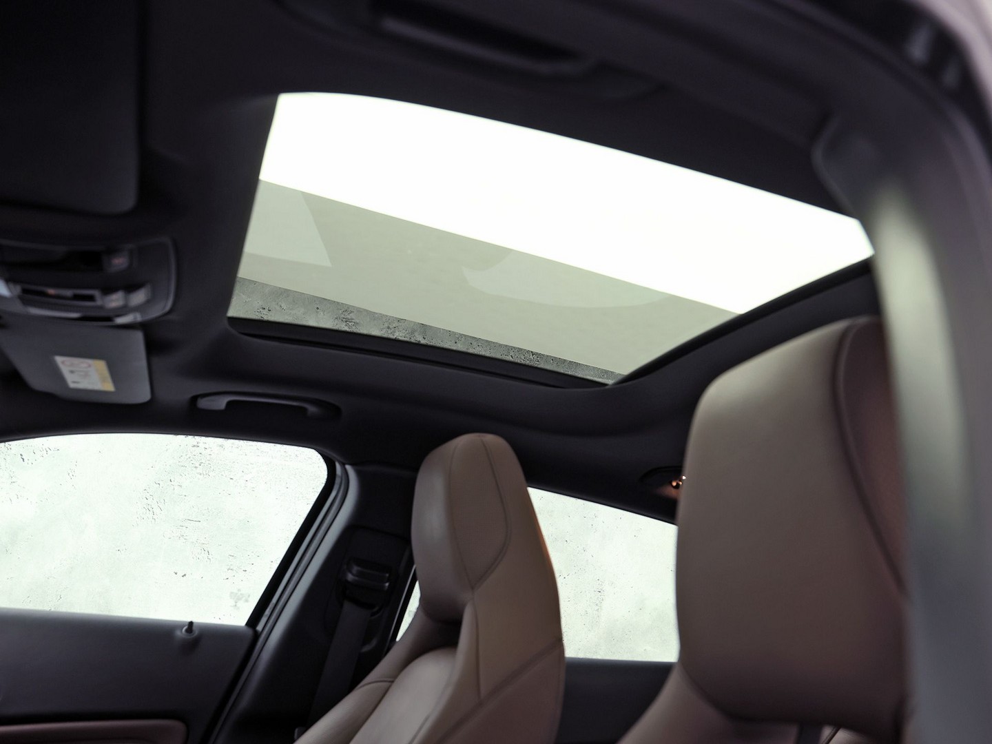 Mercedes-Benz GLA-klasse 250 4Matic Premium AMG Sport 211Pk Automaat (PANORAMADAK, MEMORY SEATS, GROOT NAVI, CAMERA, TREKHAAK, SPORTSTOELEN, GETINT GLAS, BRUIN LEDER, STOELVERWARMING, NIEUWSTAAT)