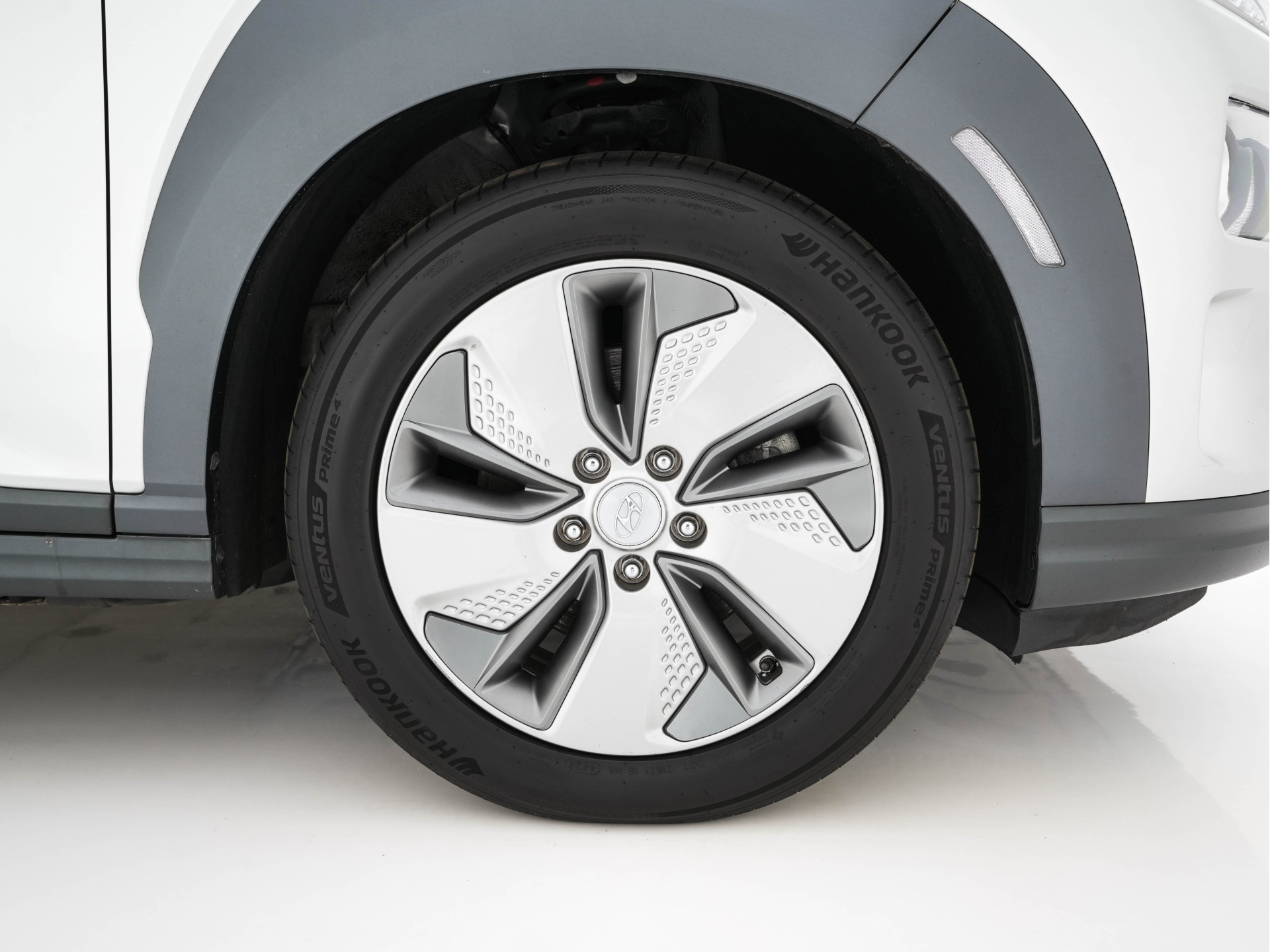 Hyundai Kona EV Fashion 64 kWh (3-Fase) {SOH-100%} (INCL-BTW)  Aut * HEATPUMP | NAVI-FULLMAP | LEATHER-FABRIC | KEYLESS | CAMERA | DAB | ECC | PDC | ADAPTIVE-CRUISE | LANE-ASSIST | HEATED SEATS | PRIVACY-GLASS | HEAD-UP | SHIFT-PADDLES | 17"A