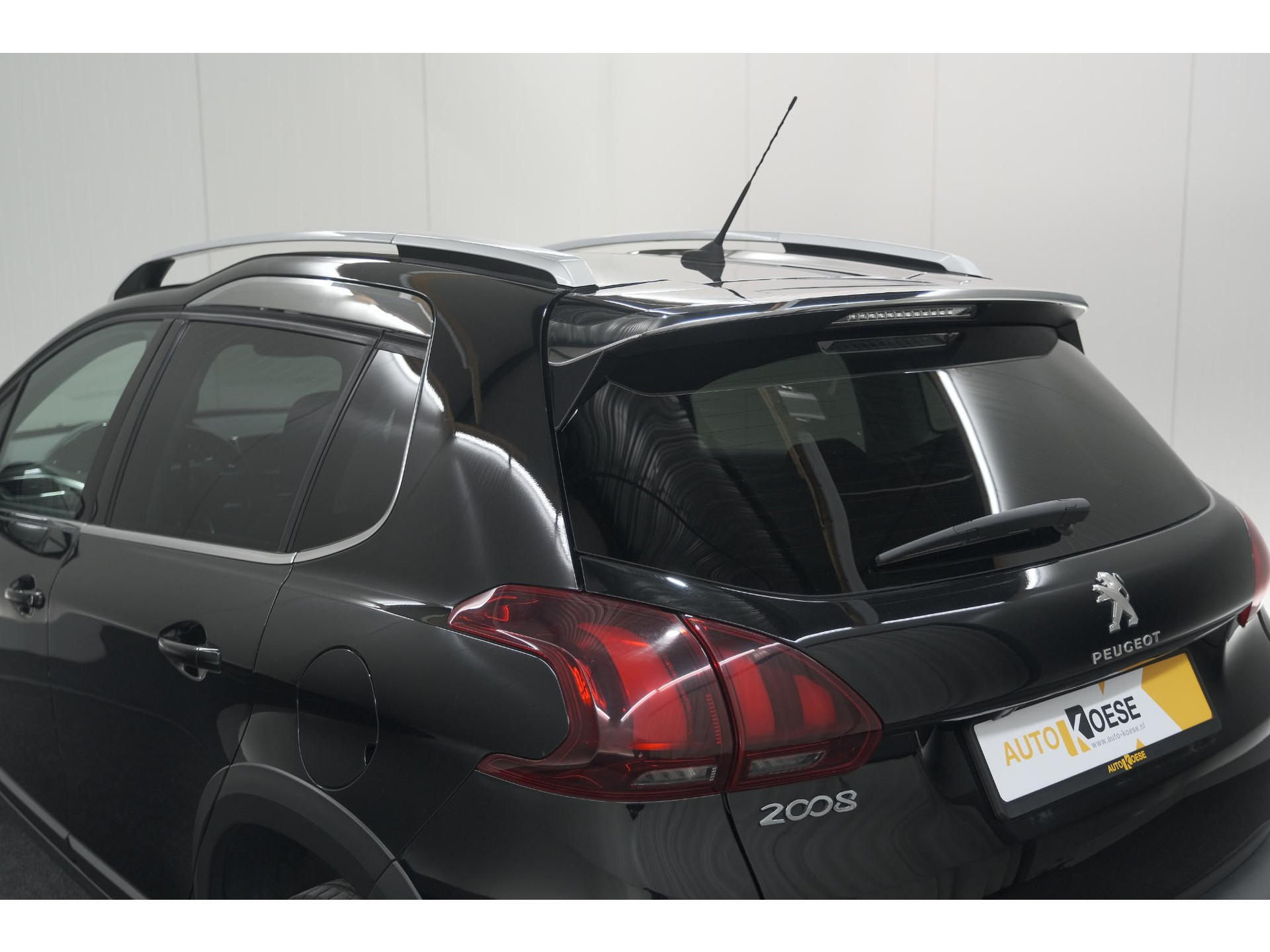 Peugeot 2008 PureTech 110 Allure | Panoramadak | Navigatie | Camera | Parkeersensoren