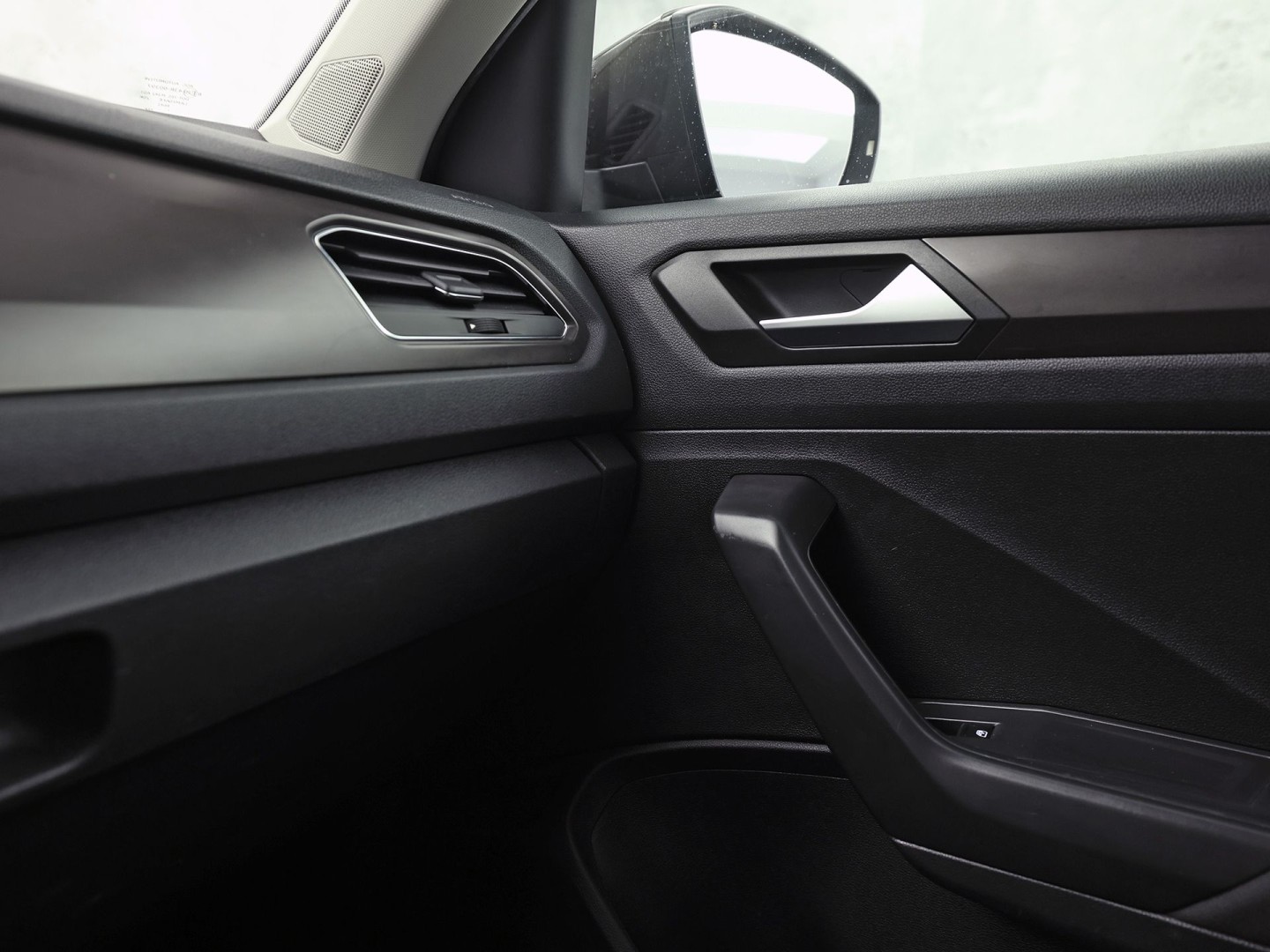 Volkswagen T-Roc 1.5 TSI Sport 150Pk (APPLE CARPLAY, GROOT NAVI, STUUR/STOELVERWARMING, CAMERA, SPORTSTOELEN, ADAPTIVE CRUISE, CLIMATE, NIEUWE APK, NIEUWSTAAT)