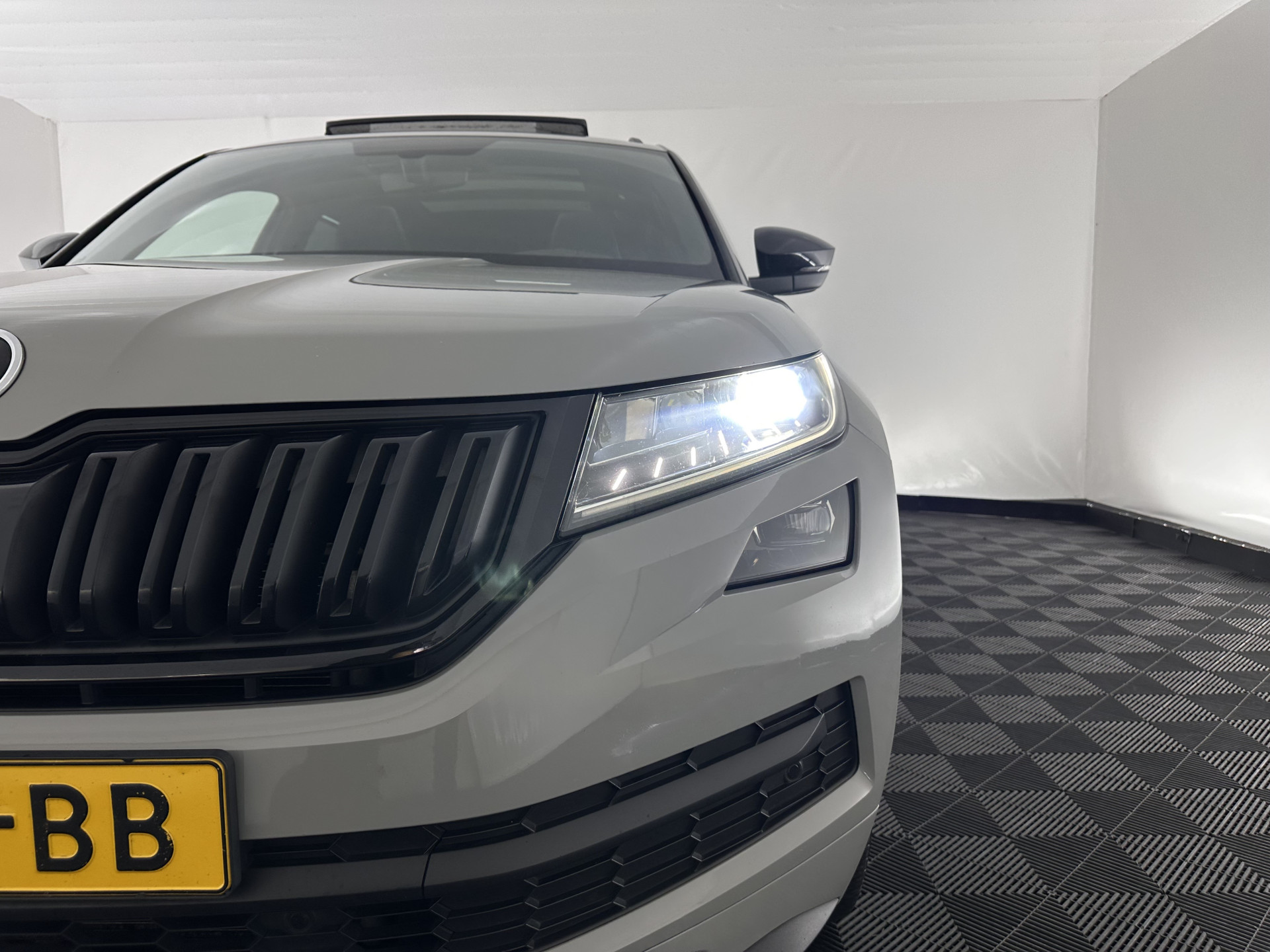 ŠKODA Kodiaq 1.5 TSI Sportline Business (INCL-BTW) Aut. *PANO | LEATHER-MICROFIBRE | FULL-LED | MEMORY-PACK | DIGI-COCKPIT | NAVI-FULLMAP | CAMERA | DAB+ | AMBIENT-LIGHT | KEYLESS | DAB+ | CARPLAY | PRIVACY-GLASS | 20"ALU*