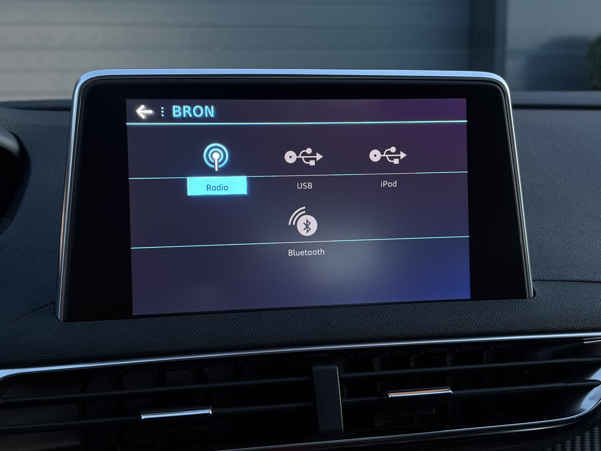 Peugeot 3008 1.2 PureTech Active ✓D-riem vv in 2023✓360° Camera✓Carplay✓Navi✓131pk✓Clima✓Cruise✓Trekhaak✓Dealer Onderhouden✓Bj 11-2019✓Lm velgen✓6 Bak✓Pdc✓N.A.P✓Apk tot 06-2027