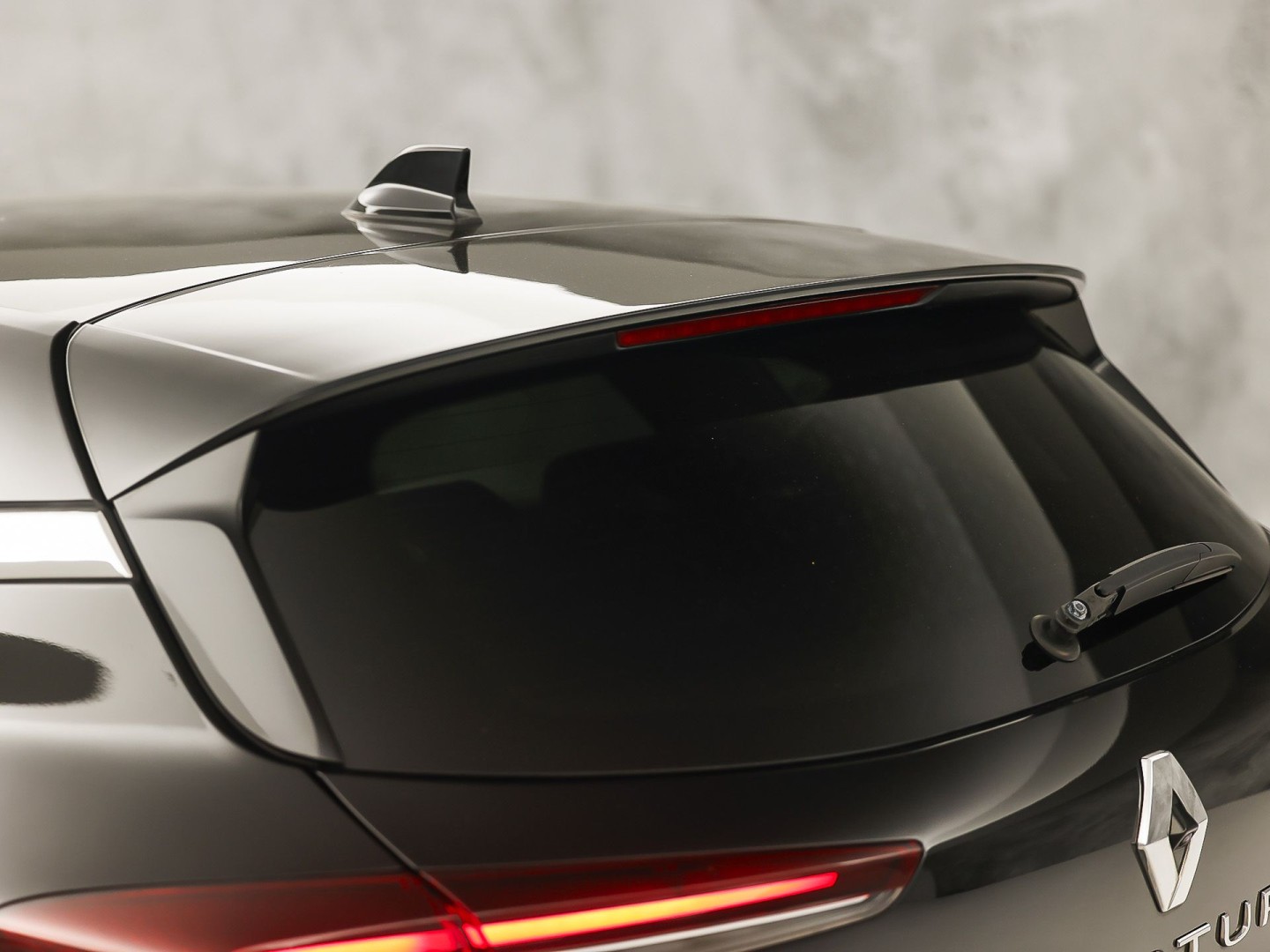 Renault Captur 1.6 E-Tech Plug-in Hybrid 160 Sport 160Pk Automaat (VIRTUAL COCKPIT, APPLE CARPLAY, GROOT NAVI, CAMERA, SPORTSTOELEN, LEDER, GETINT GLAS, LANE ASSIST, NIEUWSTAAT)