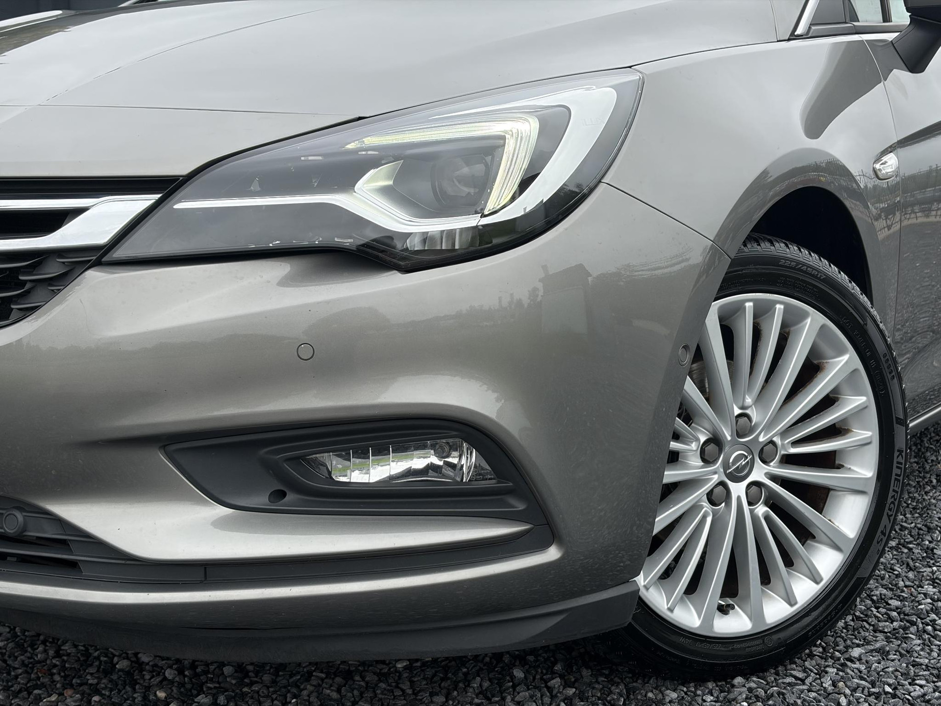 Opel Astra 1.4 Innovation ✓150pk✓Camera✓2e Eigenaar✓Carplay✓Pano✓Stoelverw✓Stuurverw✓Leder✓Navi✓Trekhaak✓Net beurt gehad✓Automaat✓Keyless✓Clima✓Cruise✓Pdc V+A✓105pk✓N.A.P✓17''Lm velgen✓Rijstrooksensor✓Apk tot 09-2027
