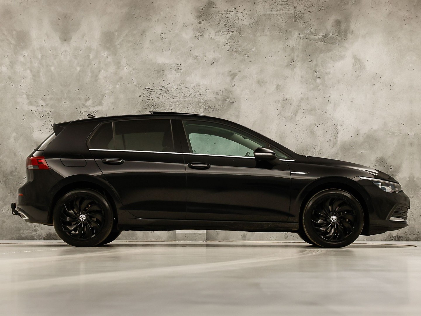 Volkswagen Golf 1.5 TSI Sport (PANORAMADAK, BLACK PACK, APPLE CARPLAY, GROOT NAVI, CAMERA, MEMORY SEAT, STOELVERWARMING, ALCANTARA, GETINT GLAS, TREKHAAK, NIEUWSTAAT)