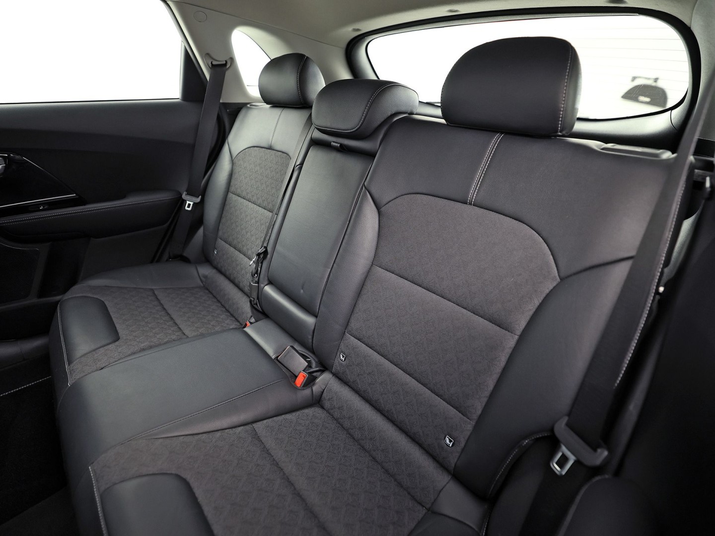 Kia Niro 1.6 GDi Hybrid DynamicLine 141Pk Automaat (APPLE CARPLAY, GROOT NAVI, CAMERA, TREKHAAK, SPORTSTOELEN, ADAPTIVE CRUISE, LANE ASSIST, NIEUWE APK, NIEUWSTAAT)