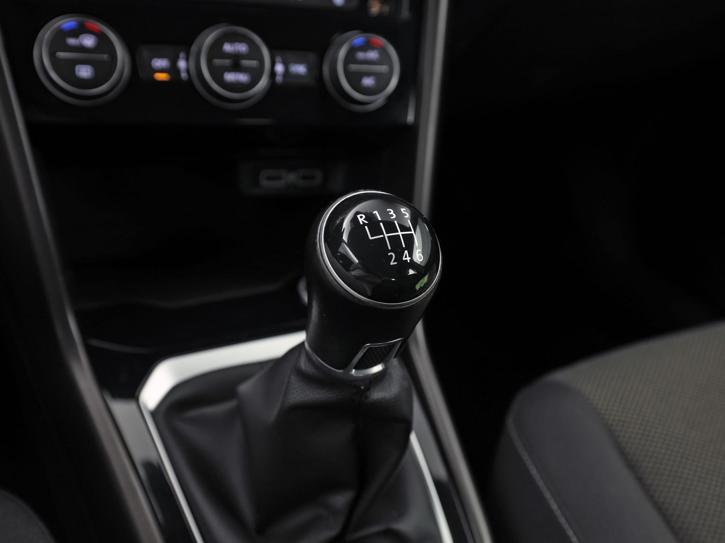 Volkswagen T-Roc 1.5 TSI Sport 150Pk (APPLE CARPLAY, GROOT NAVI, STUUR/STOELVERWARMING, CAMERA, SPORTSTOELEN, ADAPTIVE CRUISE, CLIMATE, NIEUWE APK, NIEUWSTAAT)