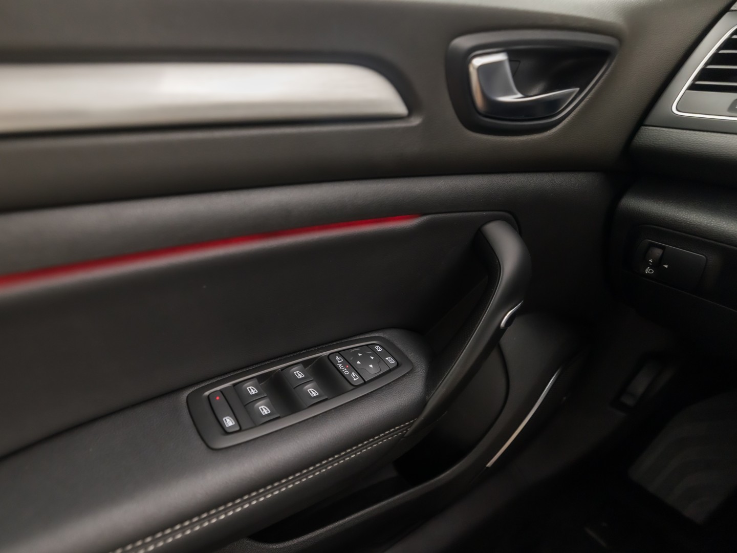 Renault Mégane Estate 1.2 TCe Bose Sport (APPLE CARPLAY, NAVIGATIE, LEDER, CAMERA, GETINT GLAS, SPORTSTOELEN, PARKEERSENSOREN, CRUISE, NIEUWSTAAT)