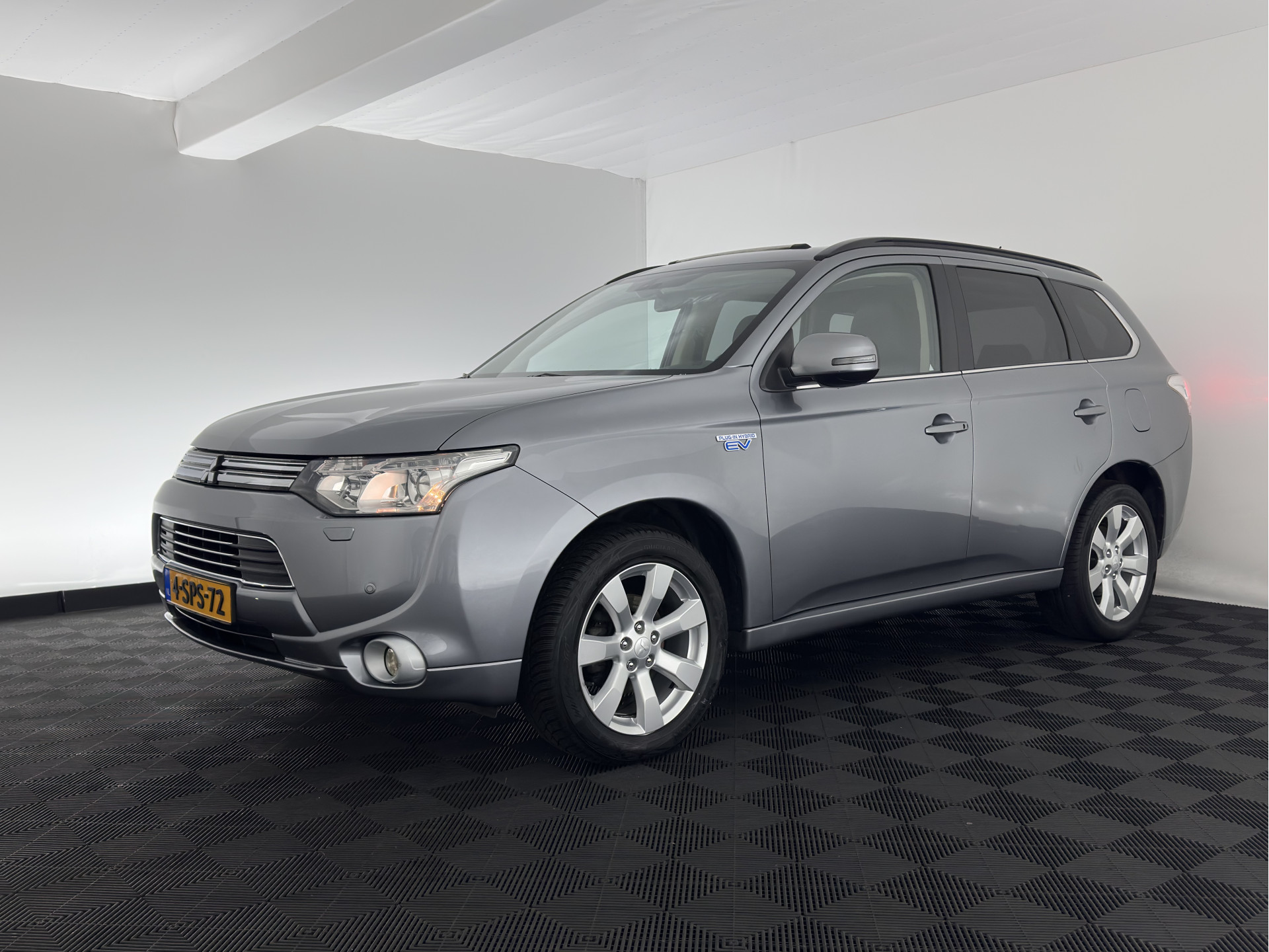 Mitsubishi Outlander 2.0 PHEV Instyle AWD  (Plug-In) (INCL-BTW) Aut *PANO | LEATHER | XENON | NAVI-FULLMAP | KEYLESS | CAMERA | HEATED-COMFORTSEATS | ECC | SHIFT-PADDLES | PDC | CRUISE | PRIVACY-GLASS | DAB | TOWBAR | ROCKFORD-AUDIO |  18"ALU*