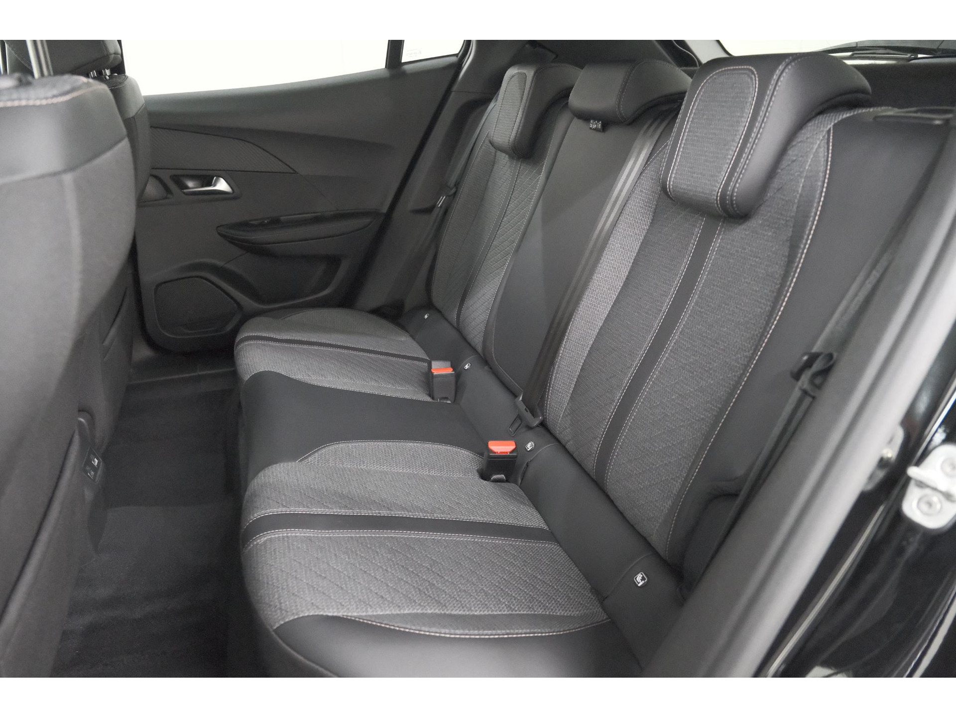 Peugeot 2008 1.2 Hybrid 145 Allure | 360 Camera | Adaptieve Cruise Control | Navigatie | Dodehoekdetectie