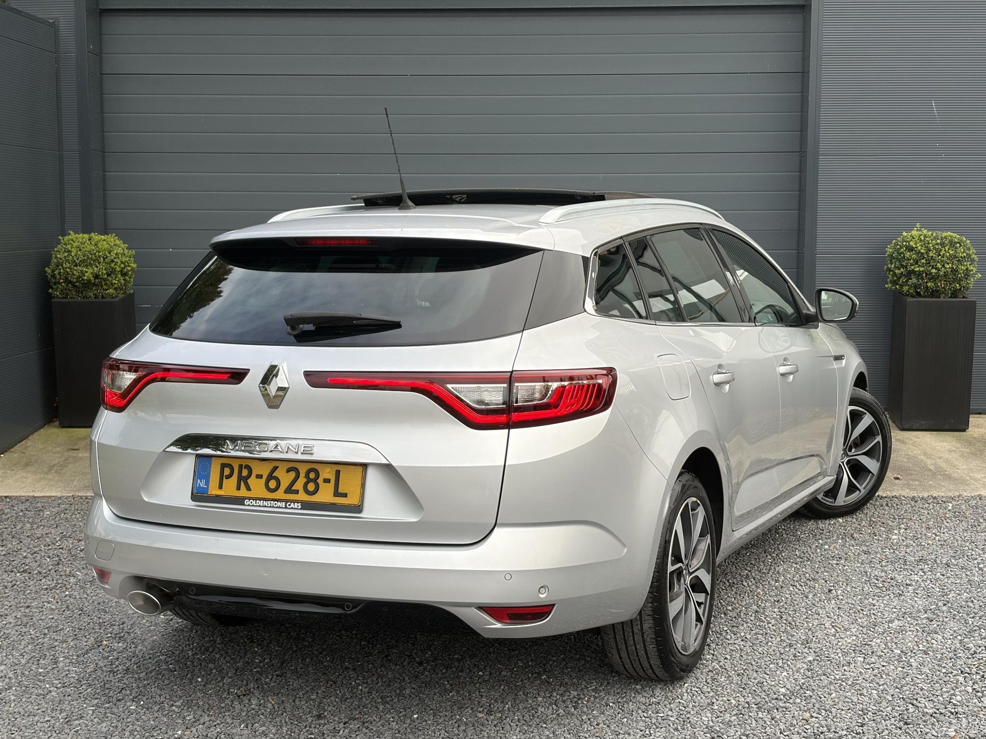 Renault Mégane Estate 1.2 TCe Bose ✓2 Eigenaar✓Pano✓Camera✓Net beurt gehad✓Navi✓Keyless✓Clima✓Cruise✓Leder✓131pk✓Pdc V+A✓6 Bak✓Rijstrooksensor✓Dodehoeksensor✓17'' Lm velgen✓N.A.P✓Apk tot 09-2027