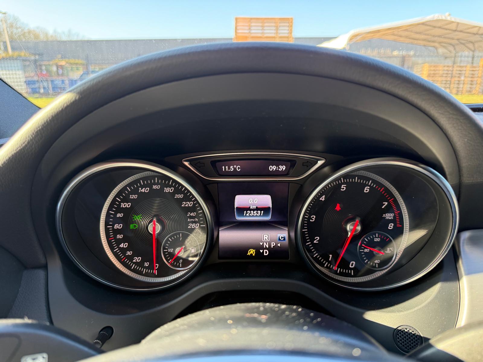 Mercedes-Benz GLA-klasse 180 Business Solution AMG | 2E EIGENAAR | 3/6/12MND GARANTIE | LED | CARPLAY | CRUISE | AUTOMAAT | STOELVERWARMING |