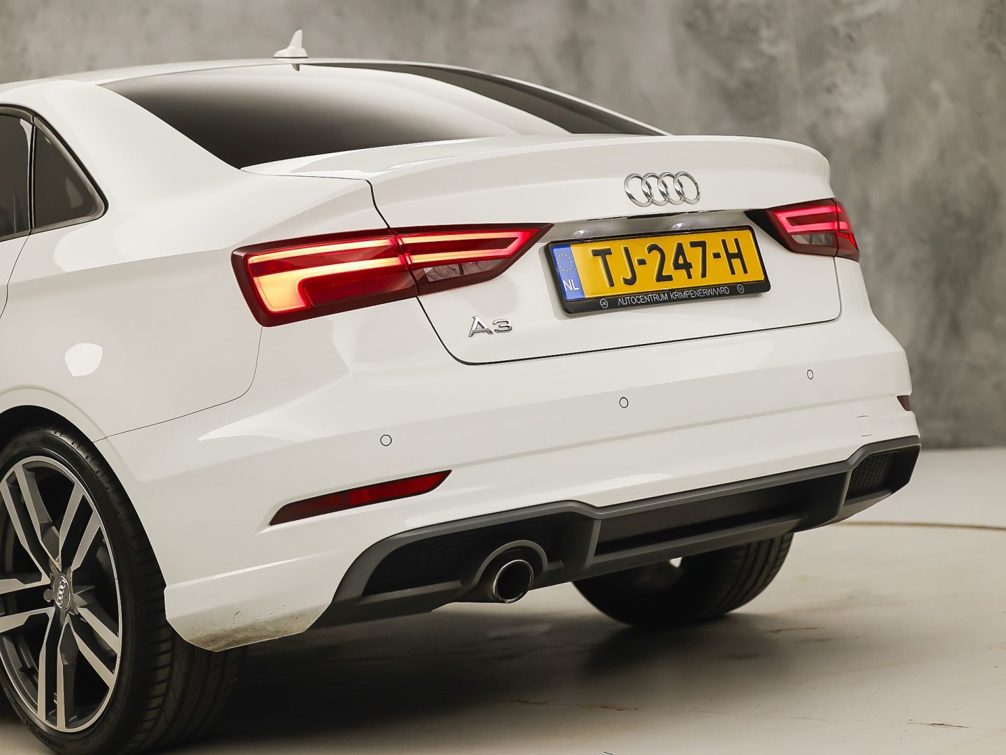 Audi A3 Limousine 1.0 TFSI S-Line Sport (2X S-LINE, GROOT NAVI, CLIMATE, DYNAMISCHE KNIPPERLICHTEN, SPORTSTOELEN, LEDER, GETINT GLAS, NIEUWE APK, NIEUWSTAAT)