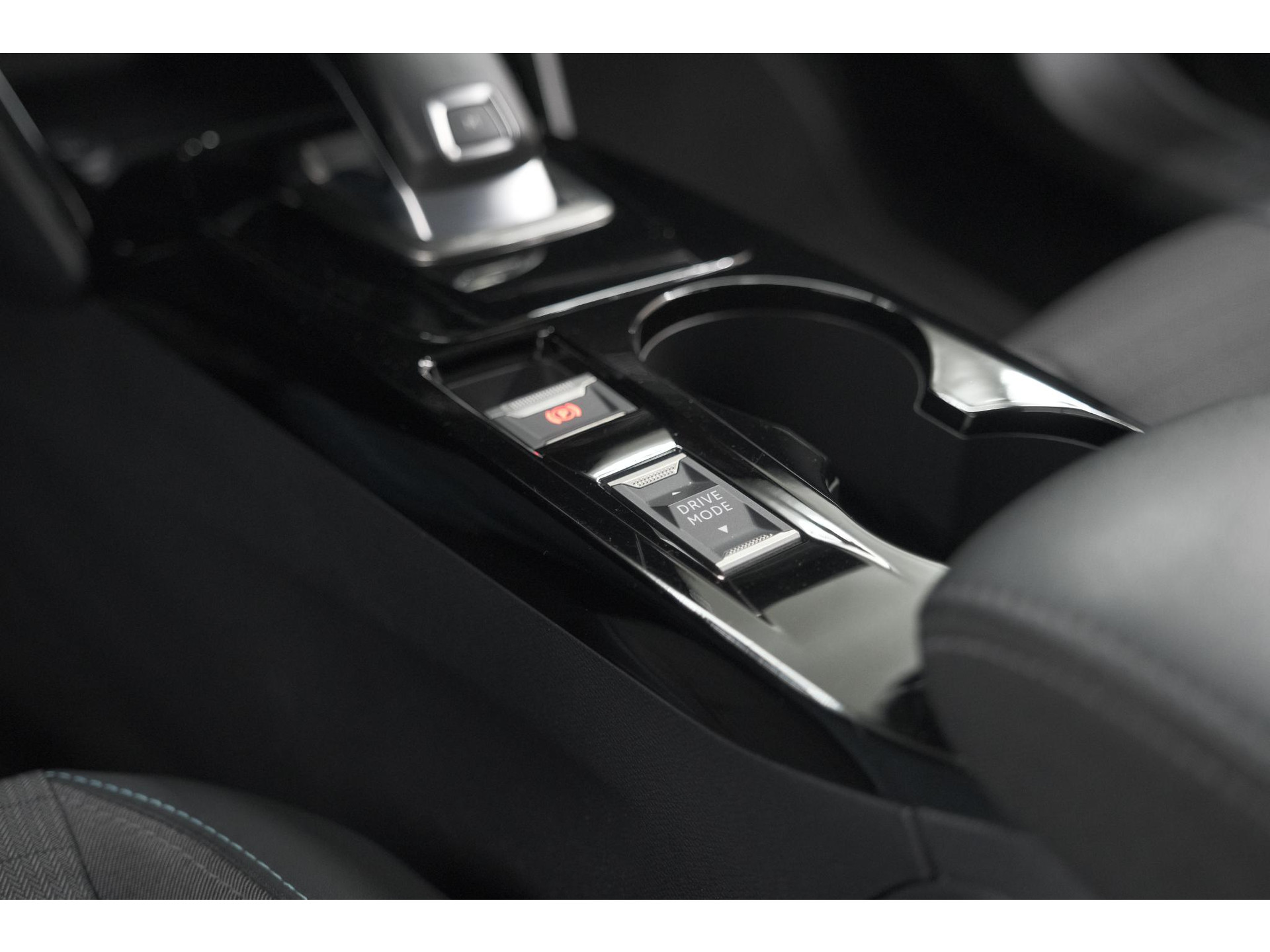 Peugeot 2008 PureTech 130 EAT8 Allure | Trekhaak | Camera | Navigatie | Apple Carplay