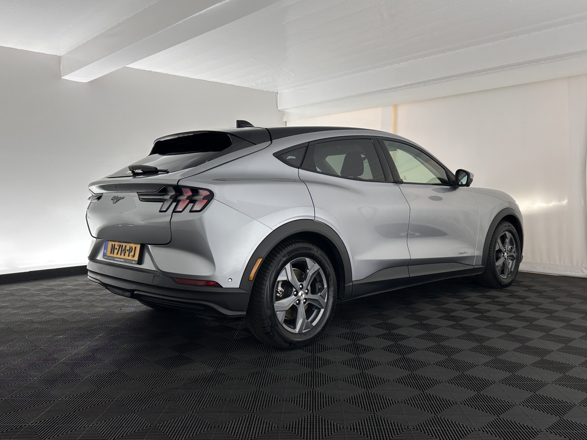 Ford Mustang Mach-E RWD 75 kWh [ 3-Fase ] (INCL.BTW) *LEATHER | FULL-LED | DAB | DIGI-COCKPIT | KEYLESS | NAVI-FULLMAP | CARPLAY | HEATED-COMFORTSEATS | TOPVIEW | ADAPTIVE-CRUISE | PRIVACY-GLASS | 18'' ALU*