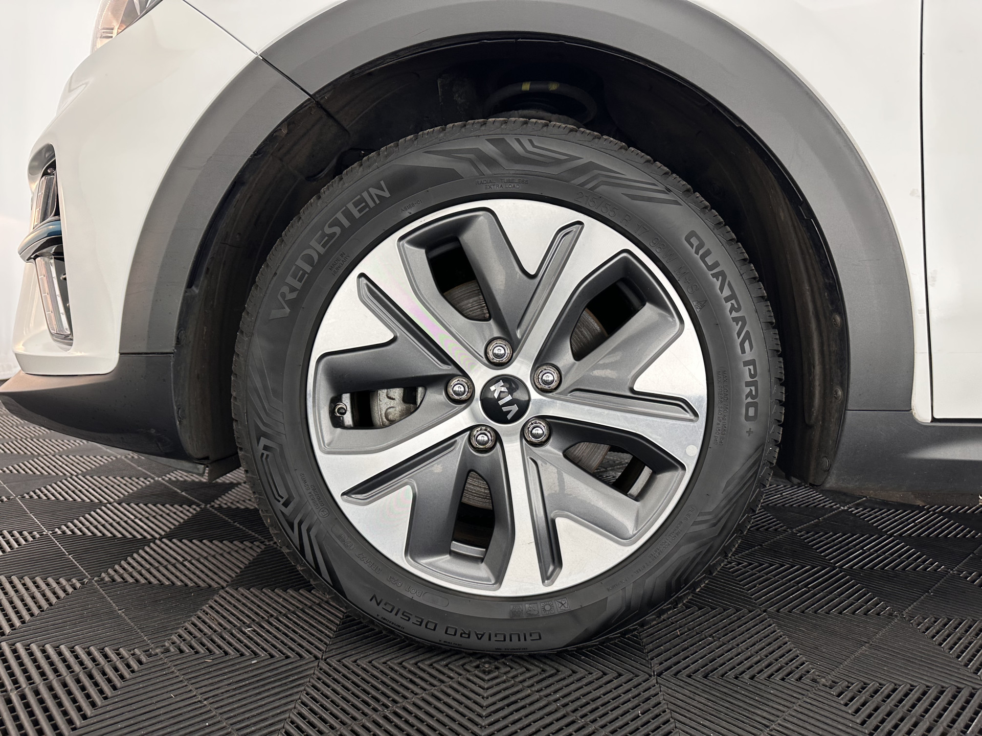 Kia e-Niro DynamicLine 64 kWh [ 3-Fase ] {SOH-100%} (INCL-BTW) Aut.*HEATPUMP | LEATHER-FABRIC | NAVI-FULLMAP | DAB+ | ADAPTIVE-CRUISE | CAMERA | HEATED-COMFORTSEATS | KEYLESS | DIGI-COCKPIT | SHIFTPADDLES | CARPLAY | LANE-ASSIST | 17"ALU*