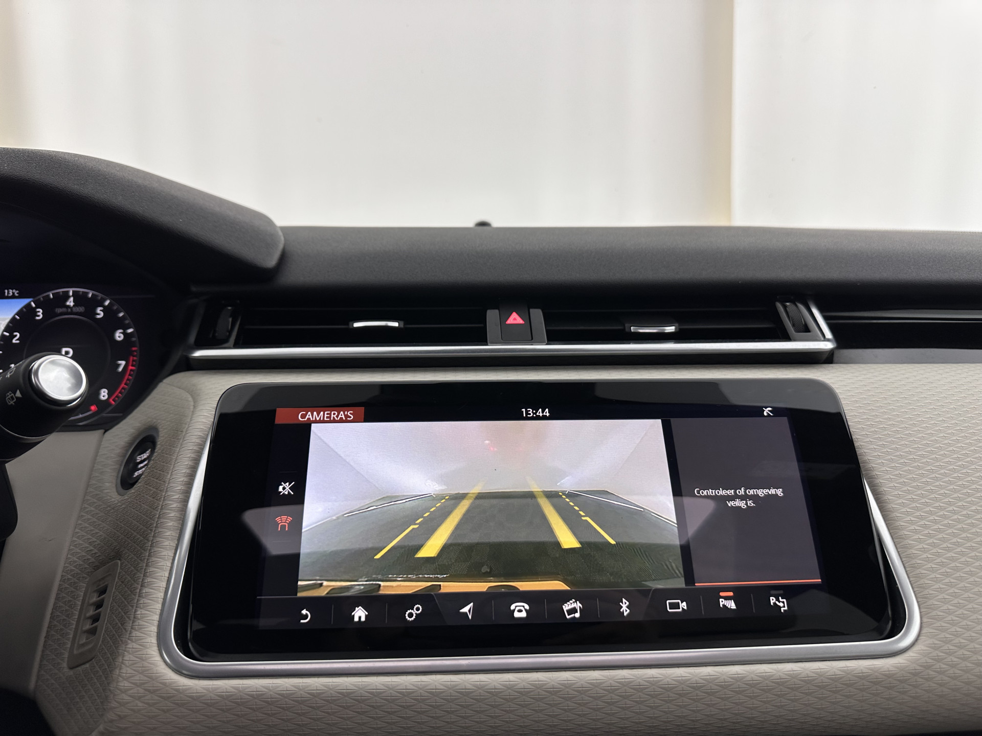 Land Rover Range Rover Velar 2.0 P300 Turbo AWD R-Dynamic HSE Aut. *PANO | HEAD-UP | LEATHER | MATRIX-LED | MEMORY-PACK | BLINDSPOT | MERIDIAN-SURROUND | DIGI-COCKPIT | CAMERA | KEYLESS | HEATED-COMFORTSEATS | PRIVACYGLASS | SHIFTPADDLES | TOWBAR | 22"A