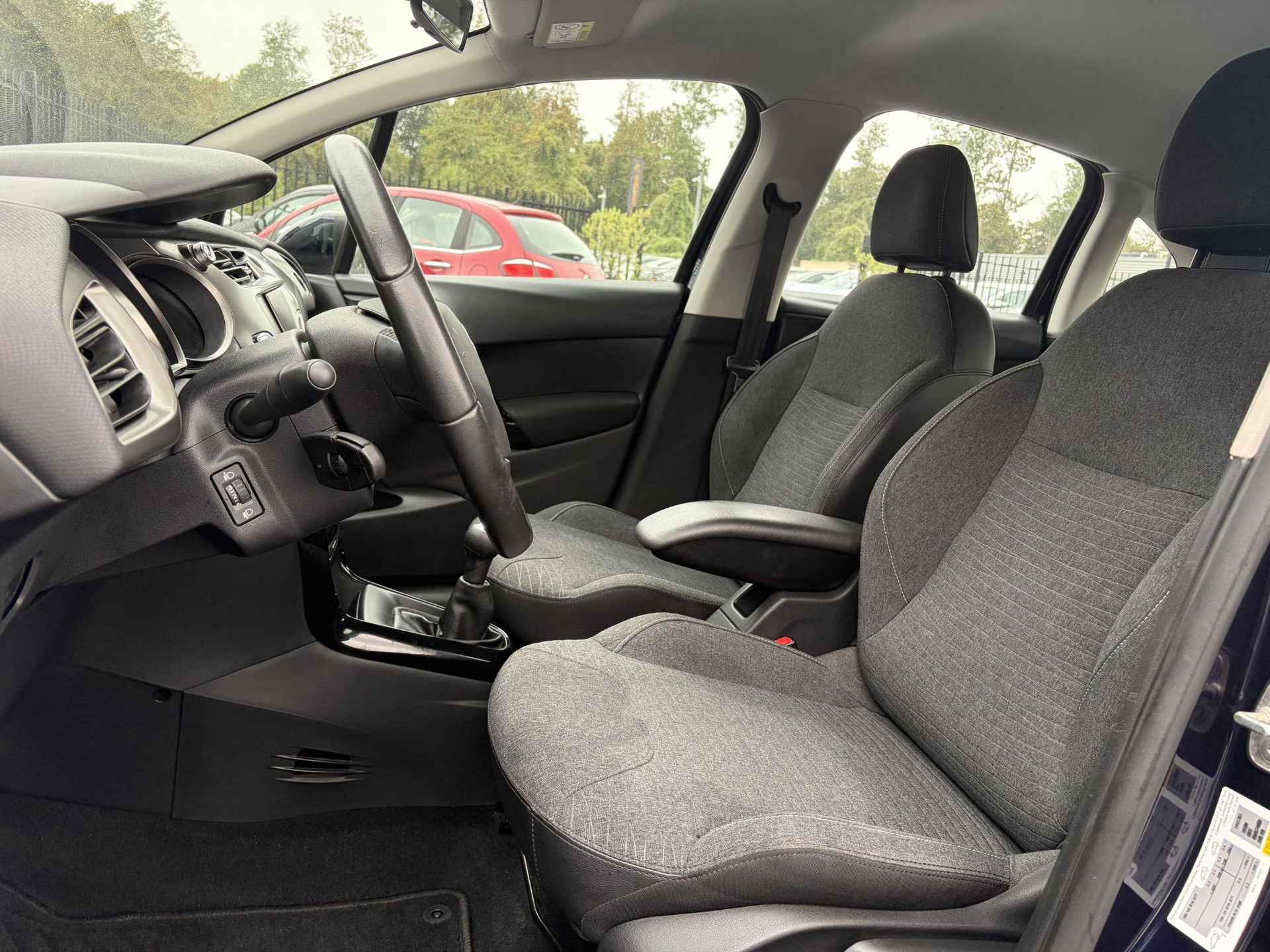 Citroen C3 1.2 PureTech Selection ✓Nieuwe D-riem✓Navi✓Carplay✓Trekhaak✓Dealer Onderhouden✓Clima✓Cruise✓5 Deurs✓Net grote beurt gehad✓N.A.P✓Apk tot 09-2027