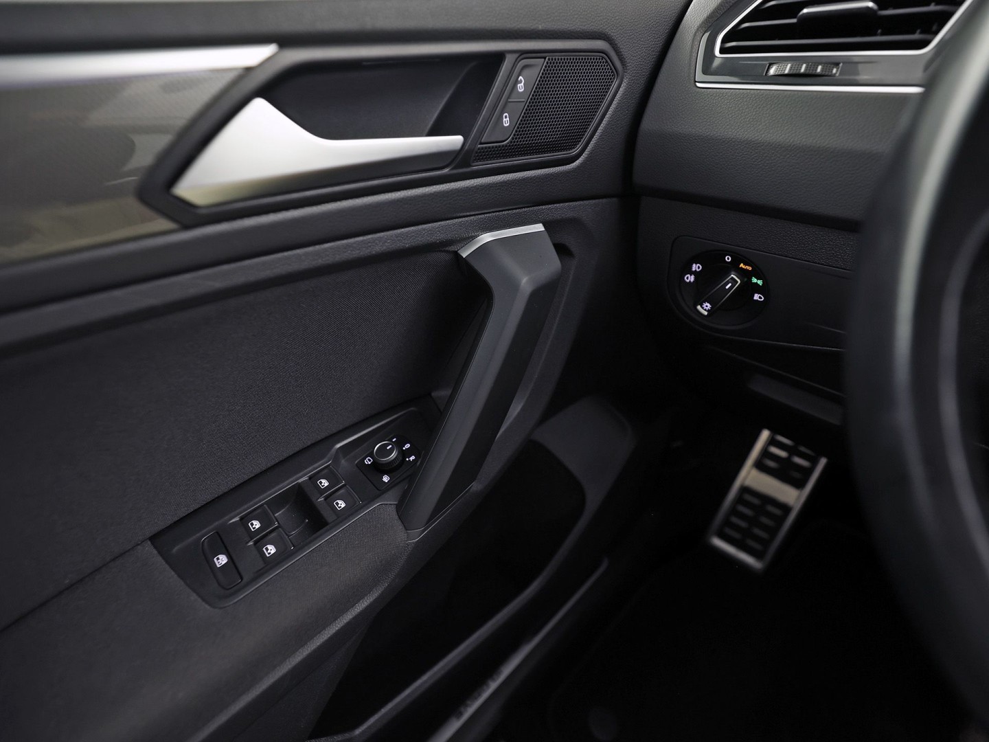 Volkswagen Tiguan 1.5 TSI ACT Highline 150Pk Automaat (VIRTUAL COCKPIT, APPLE CARPLAY, GROOT NAVI, CAMERA, STOELVERWARMING, SPORTSTOELEN, GETINT GLAS, ADAPTIVE CRUISE, NIEUWSTAAT)